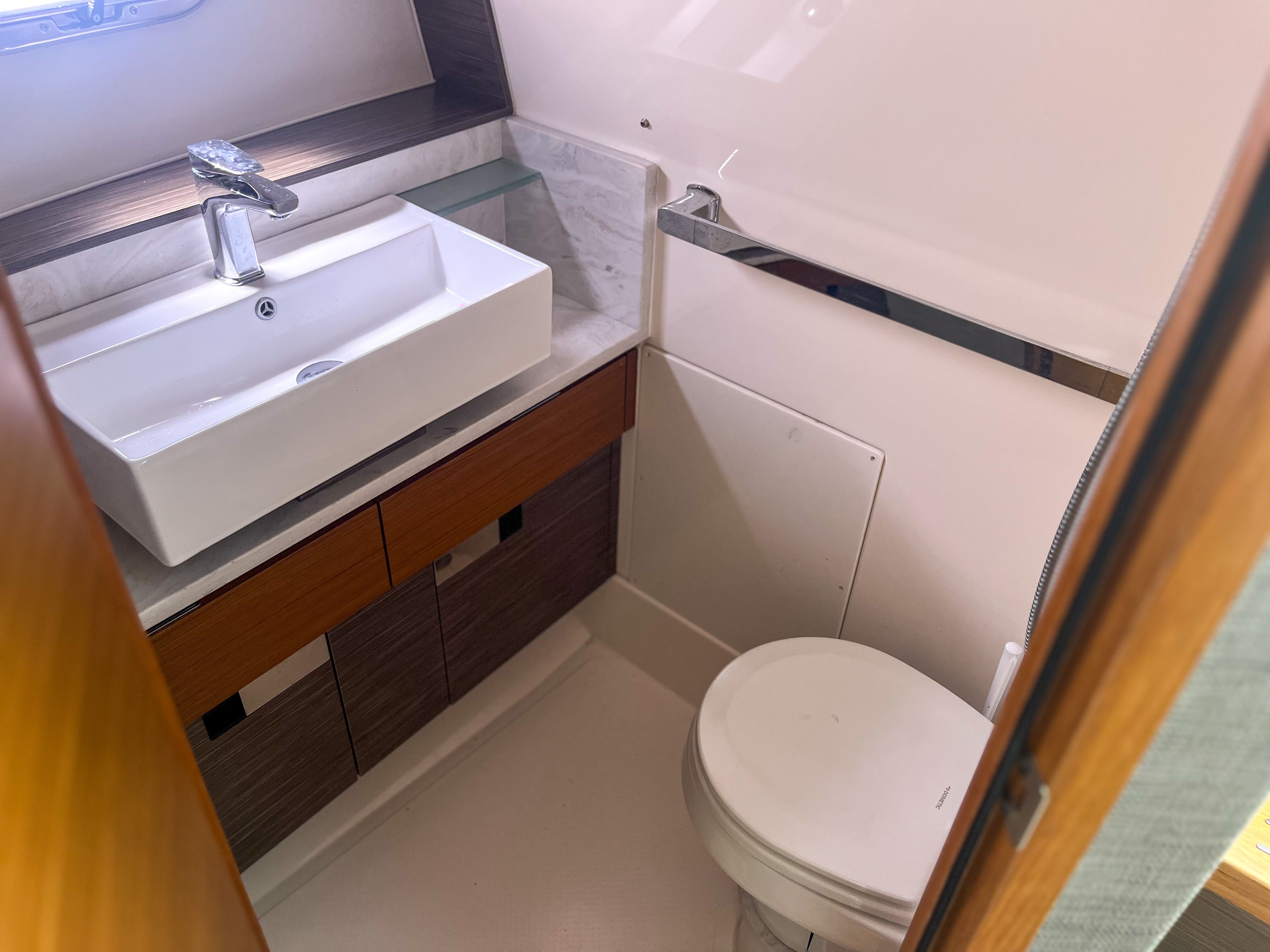 2019 TIARA YACHTS 38 LS - Image 21