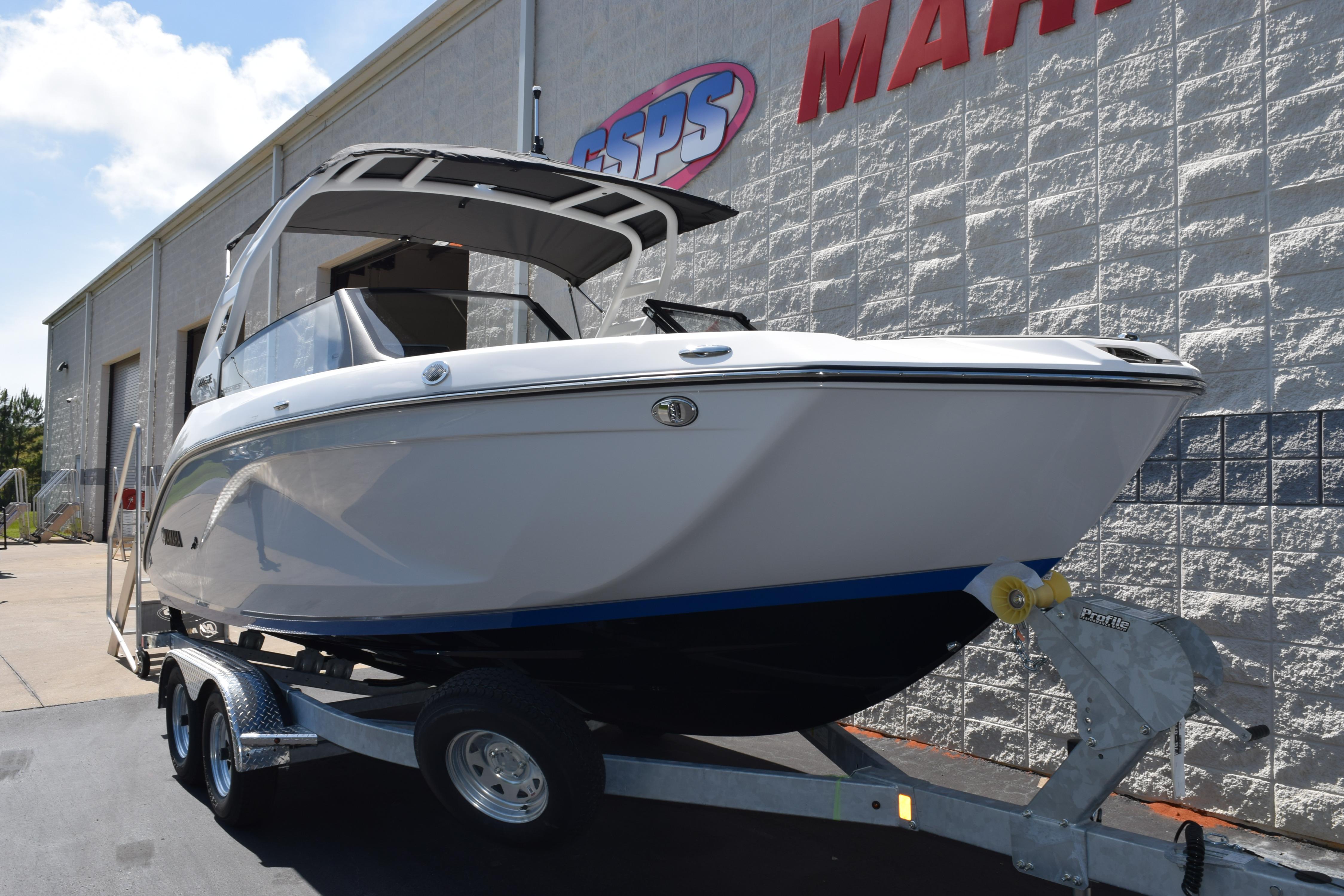 2026 Yamaha Boats 222SE on trailer outside marine dealership.