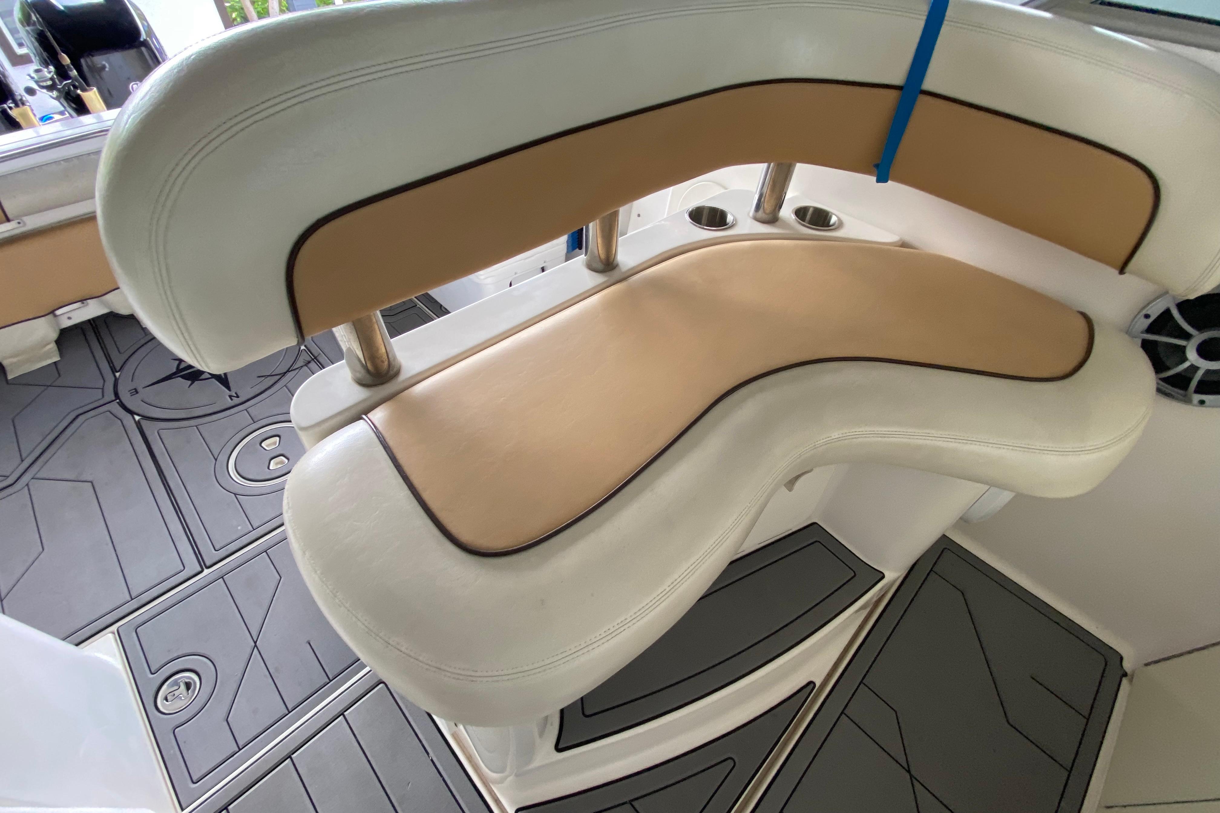 2005 Wellcraft 290 Coastal boat interior with cushioned seating and modern flooring.