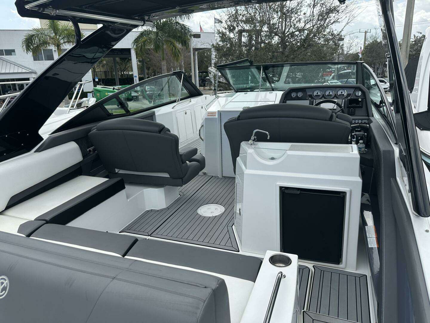 2019 Cruisers Yachts 338 Outboard - Image 5