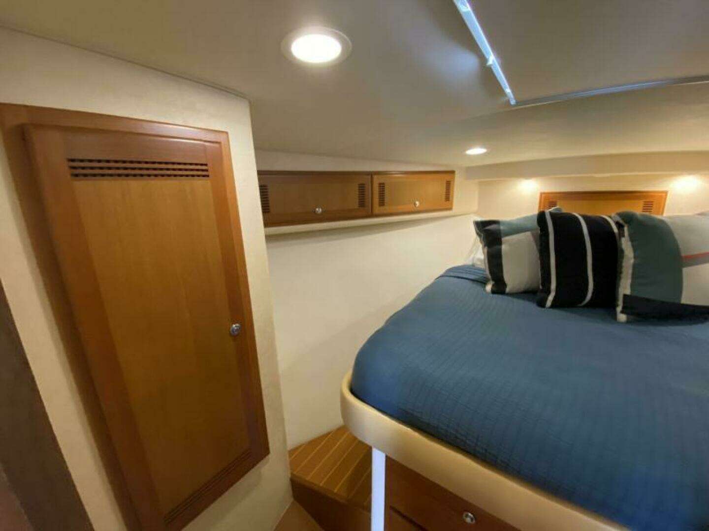 2006 Cabo 40 Express - Image 11
