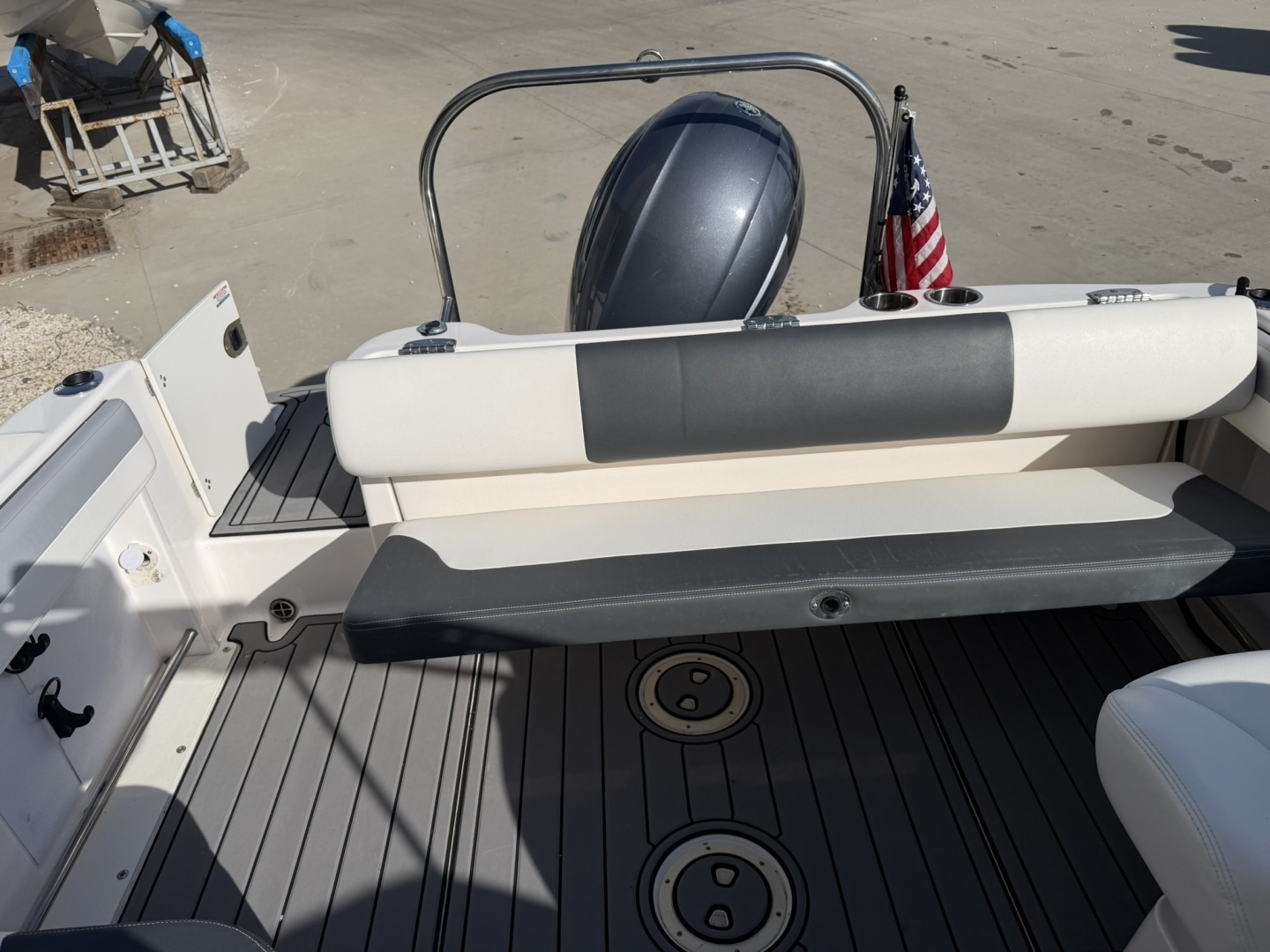 2023 Robalo R227 - Image 40