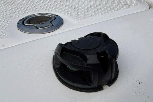2021 Chaparral 21 SSi boat deck with black cleat and circular hatch.