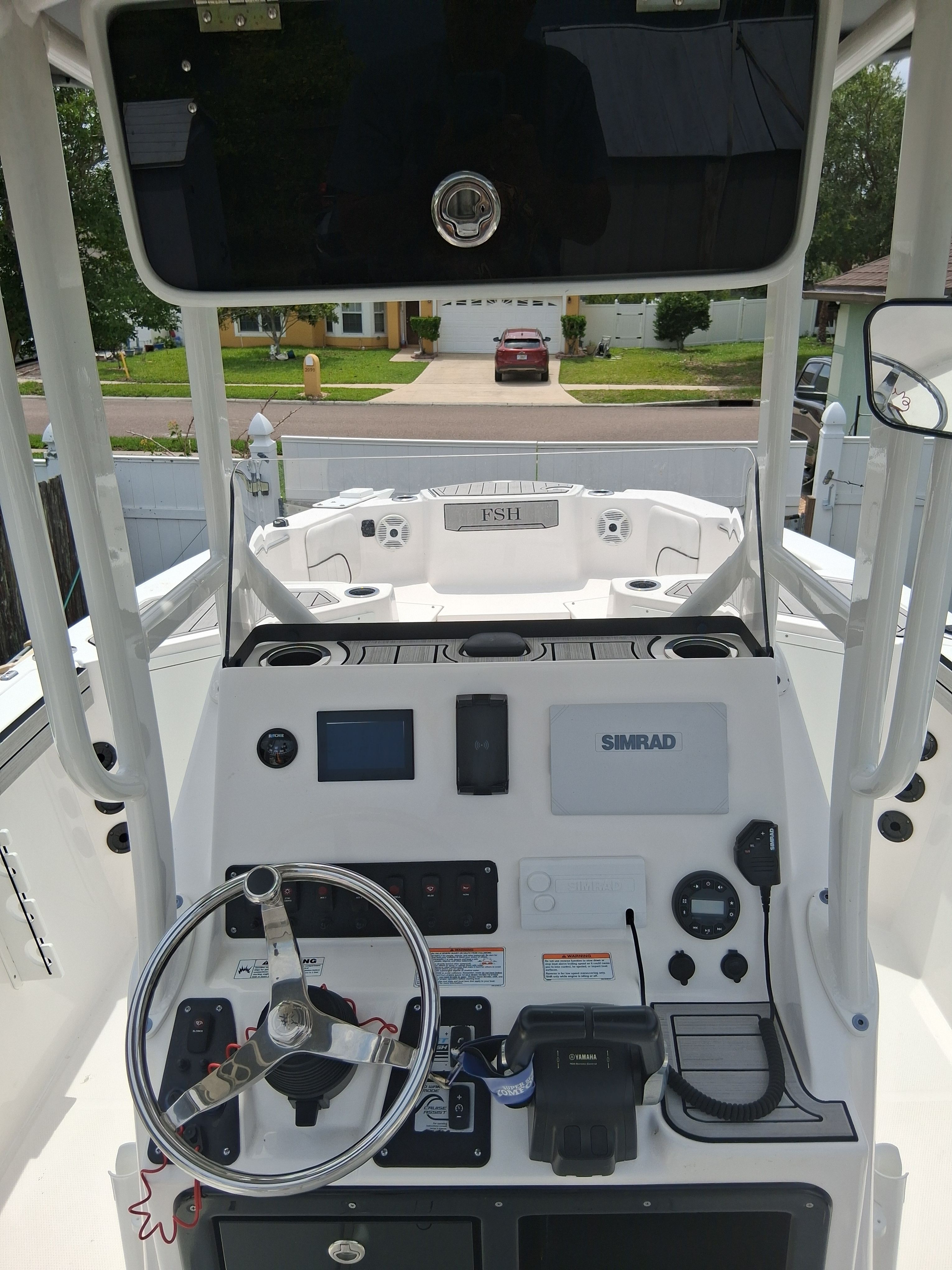 Yamaha 220 FSH Sport 2023: Helm with steering wheel, instruments, and electronics.
