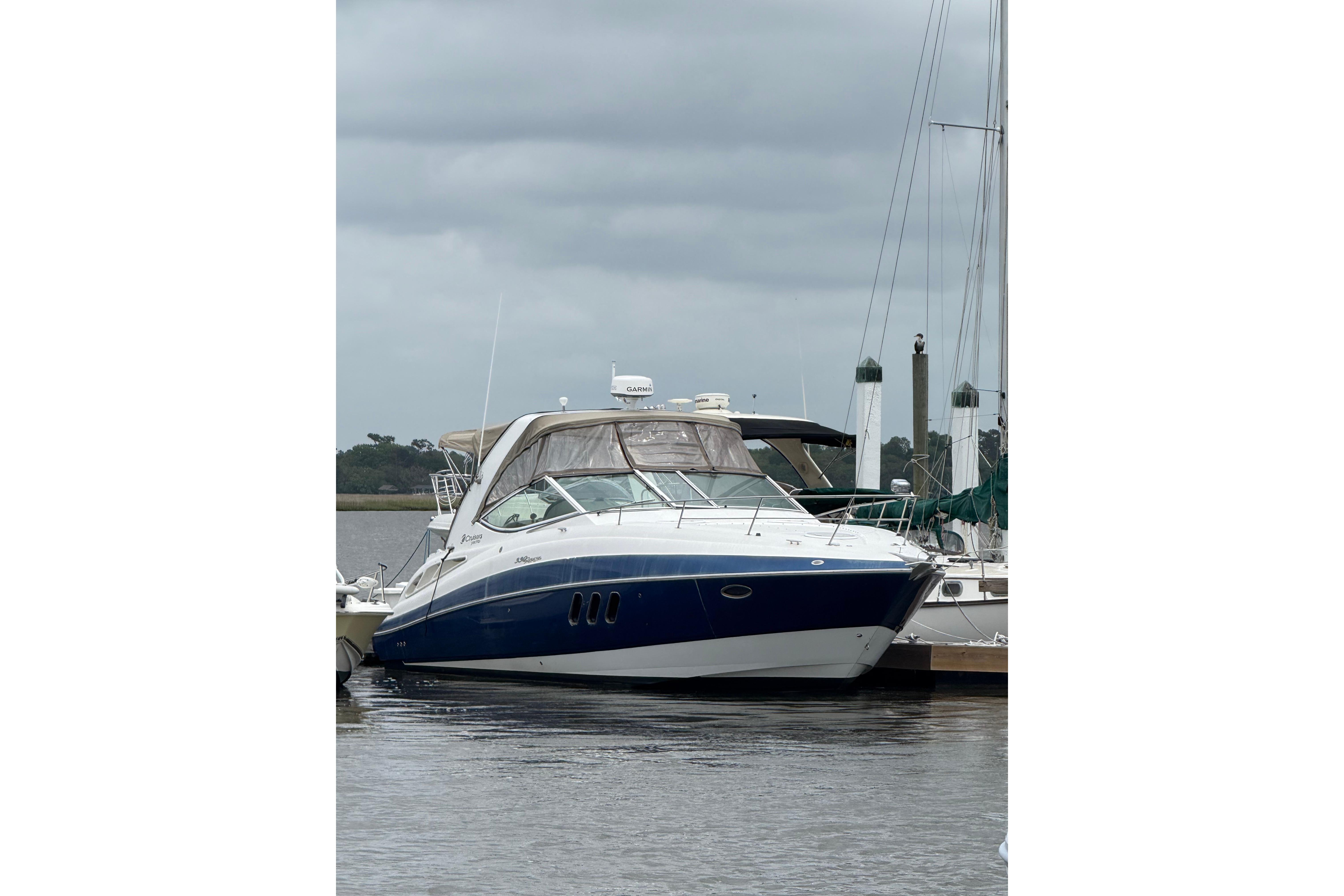 2008 Cruisers Yachts 330 Express