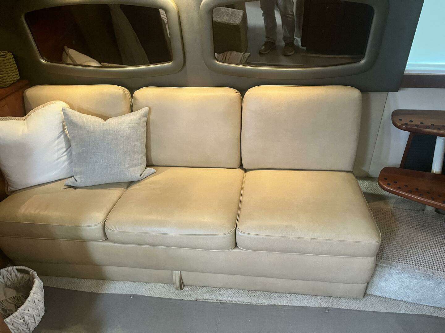 2008 Cruisers Yachts 390 Sport Coupe - Image 26