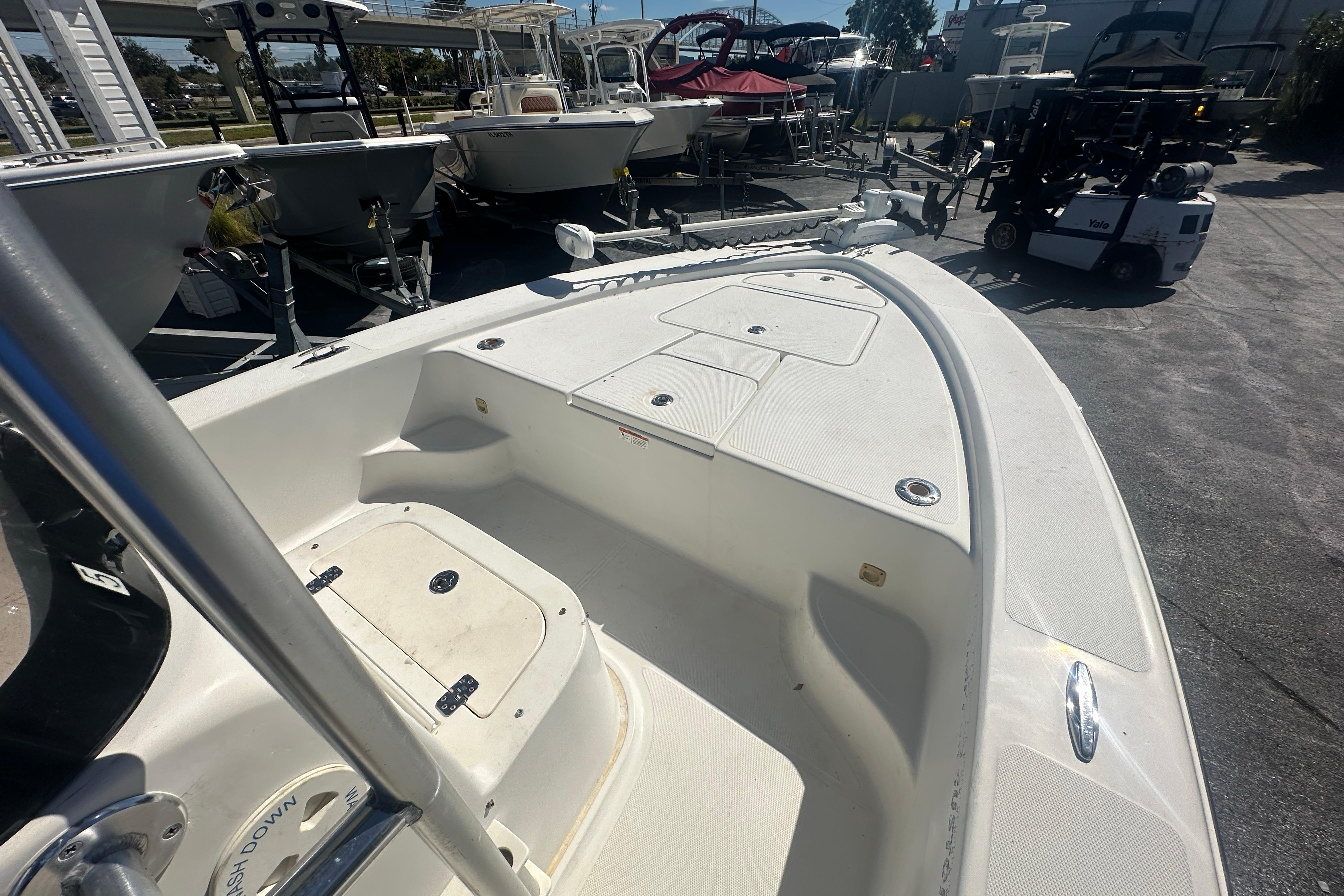 2003 Hydra-Sports 19 Bay Bolt boat interior, showcasing spacious deck and storage compartments.