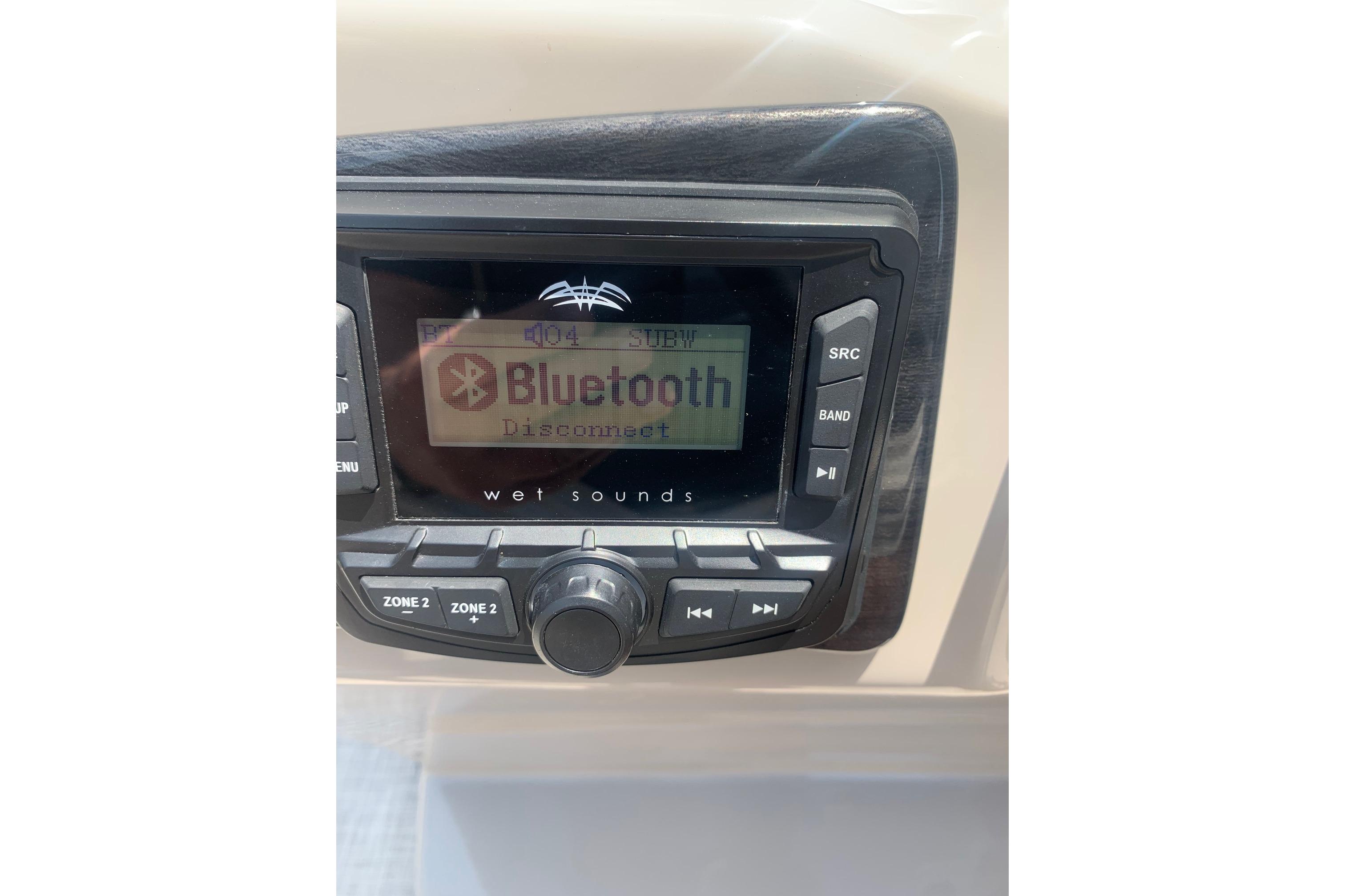 2023 Silver Wave 2410 SW3 CLS boat stereo system displaying Bluetooth disconnect message.