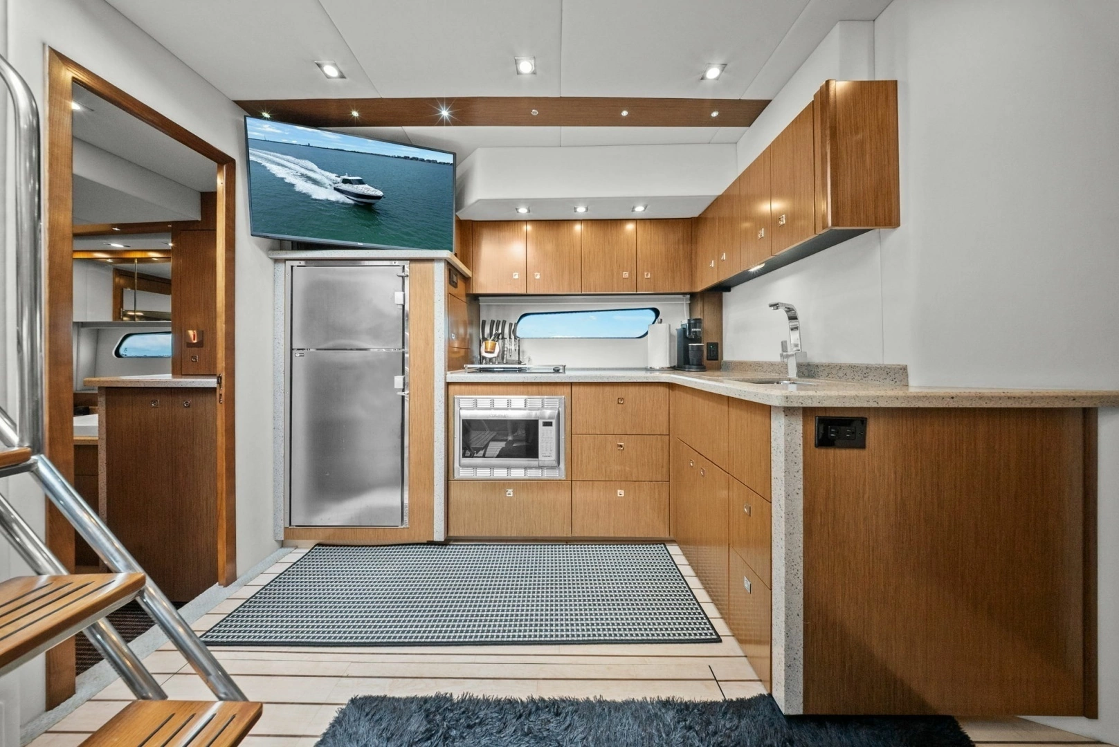 2014 Cruisers Yachts 48 Cantius - Image 21