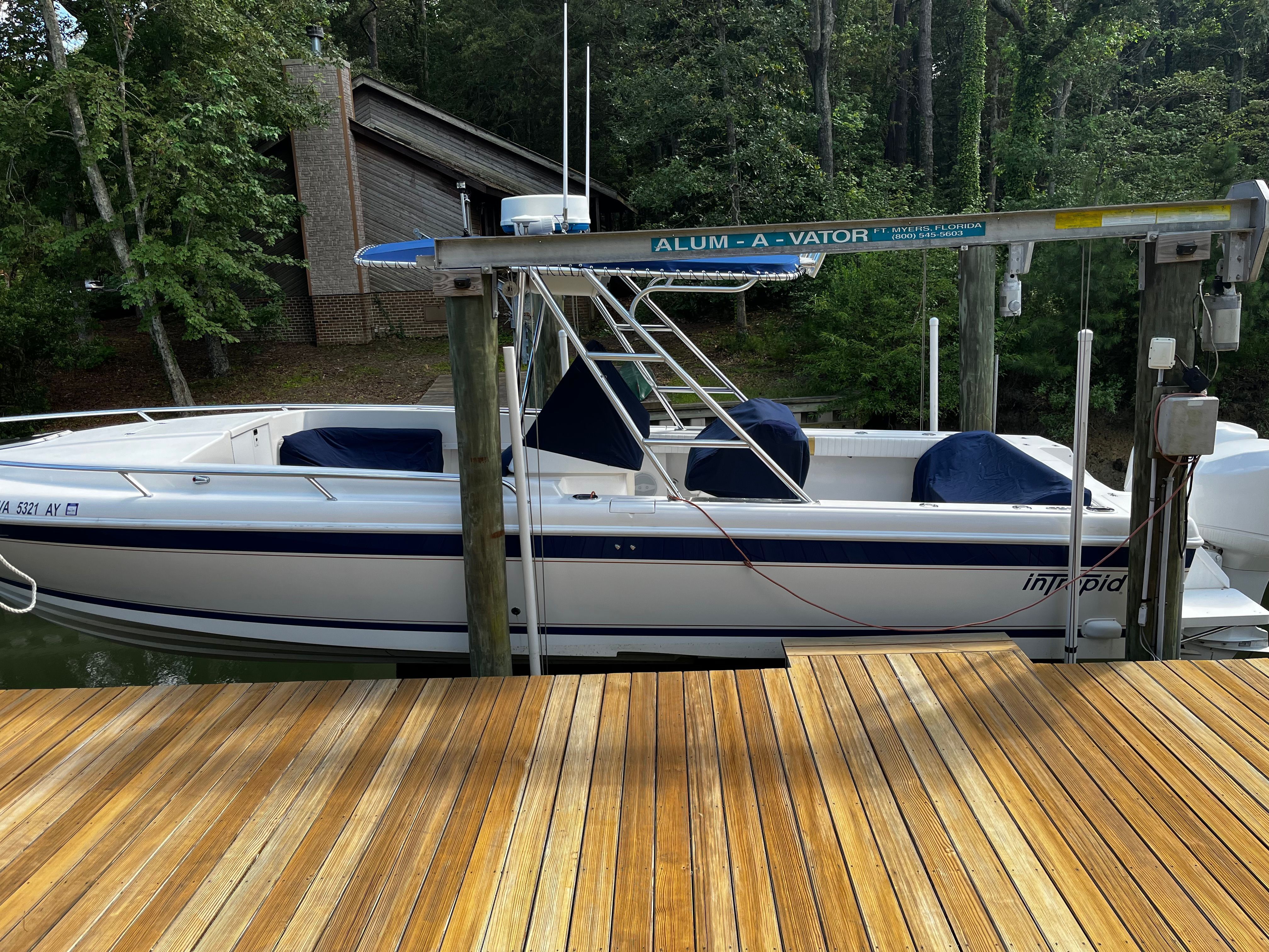 2001 Intrepid 322 Cuddy - 10