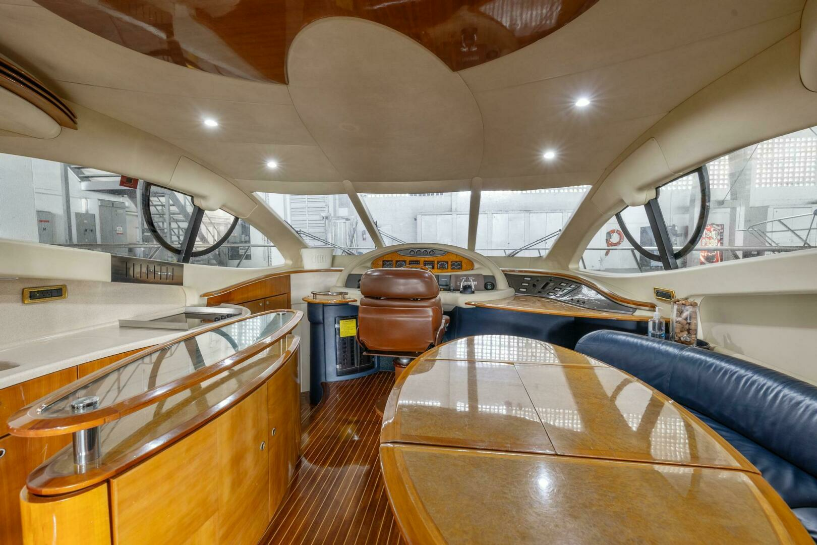 2005 Azimut 55 flybridge - Image 20
