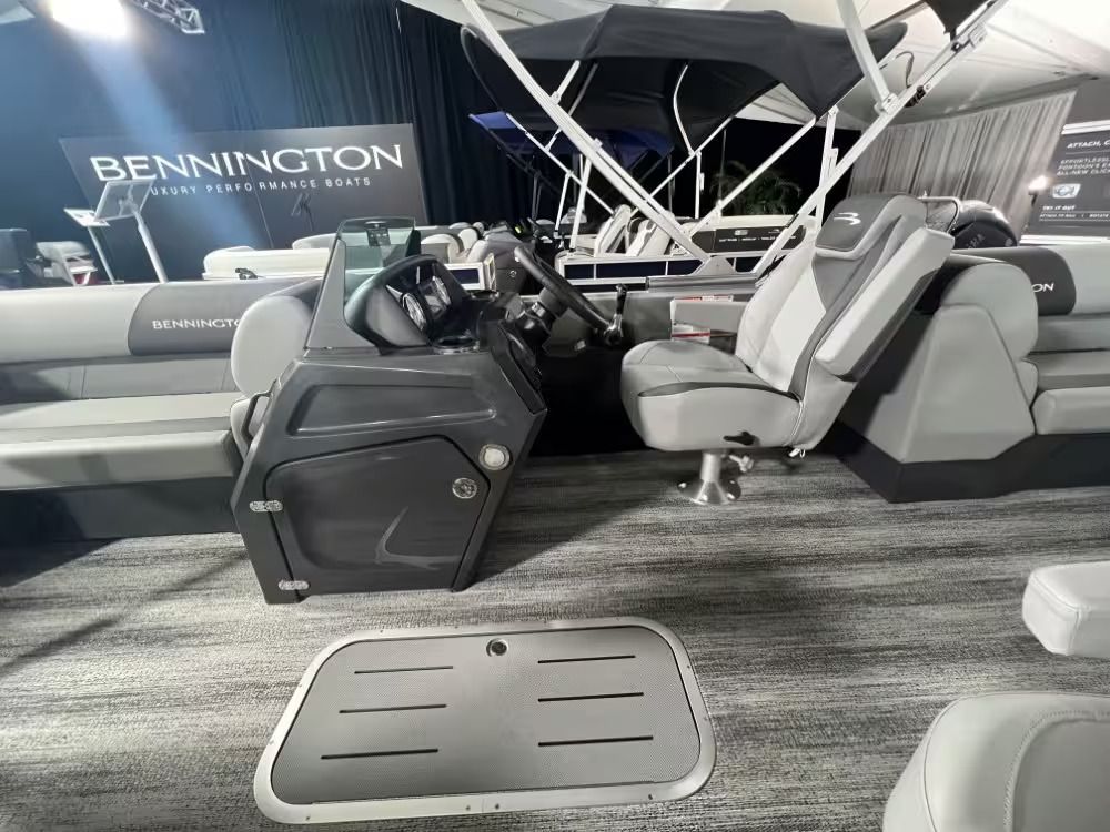 2027 Bennington 22 SSR - 6