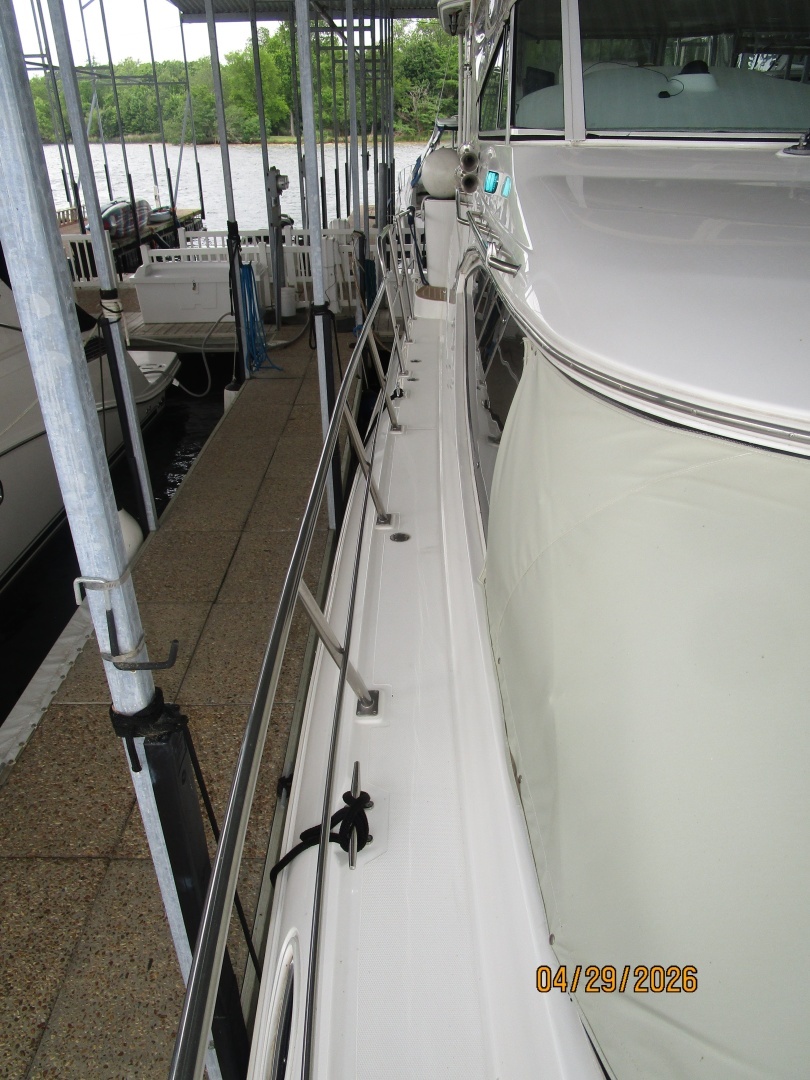 2000 Cruisers Yachts 4450 - Image 13