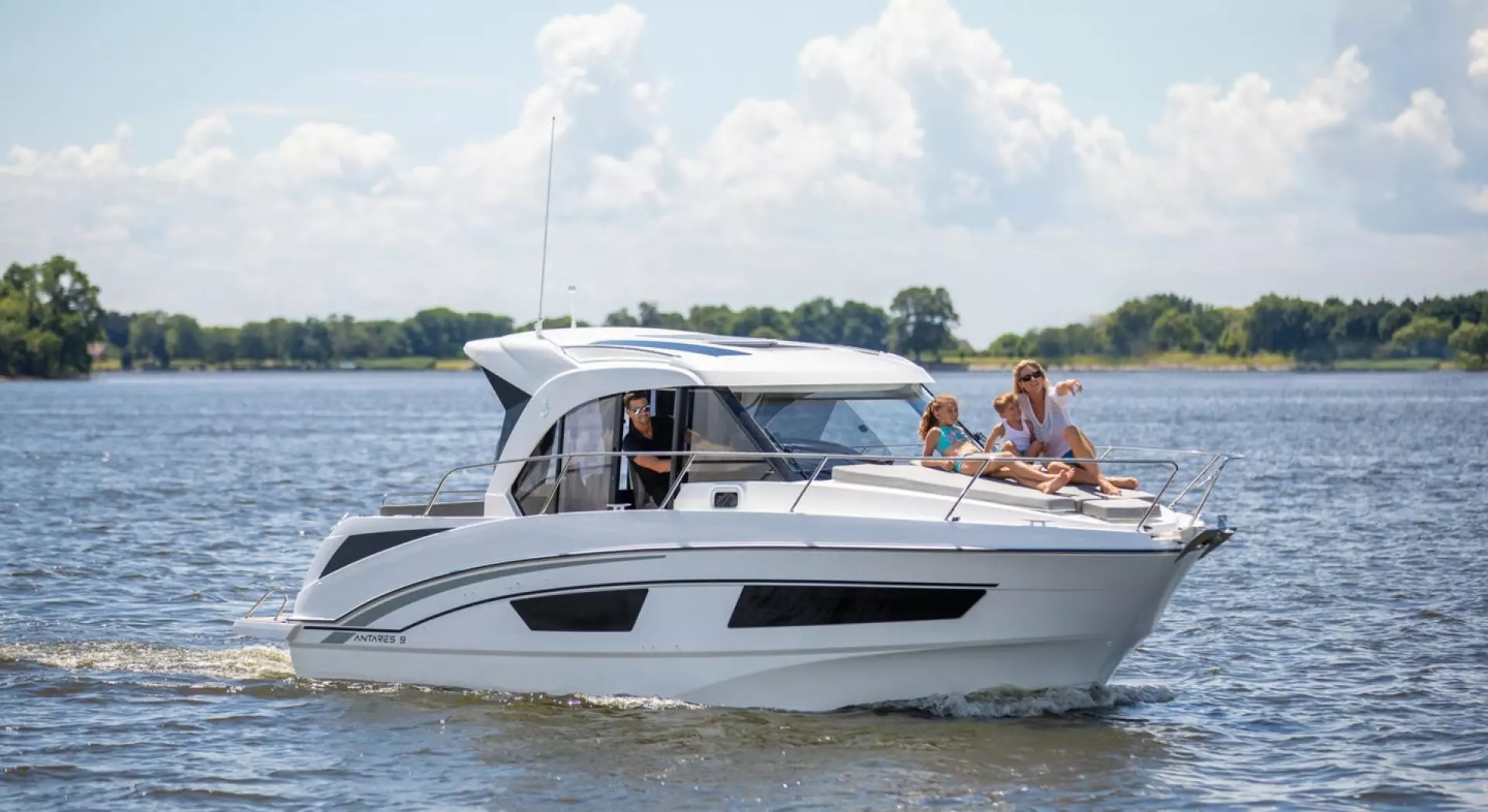 2025 Beneteau Antares 9 - Image 4