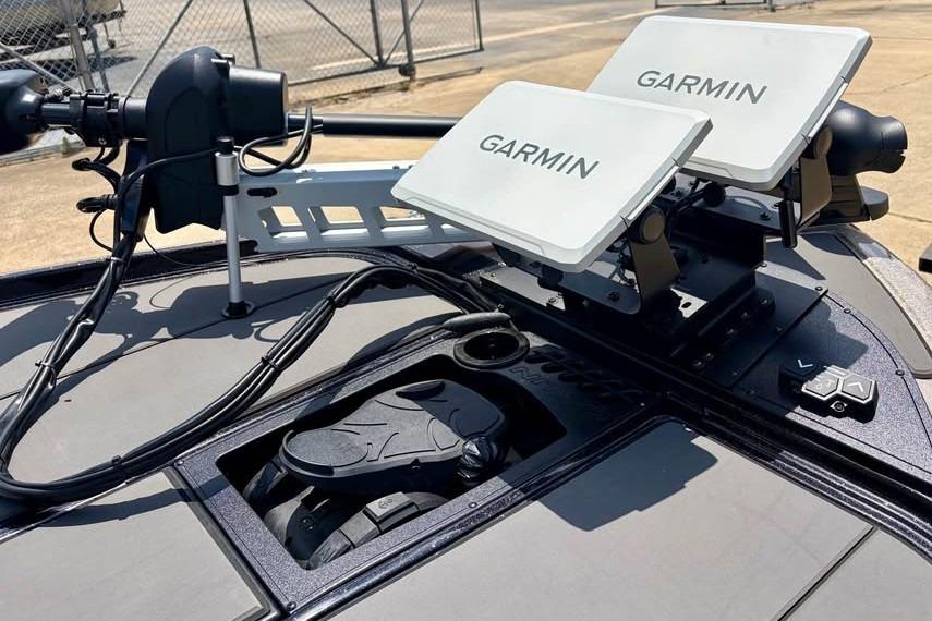 2026 Nitro Z20 XL Pro boat with dual Garmin displays on the dashboard.