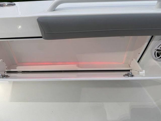 2026 Everglades 253 Center Console - 32