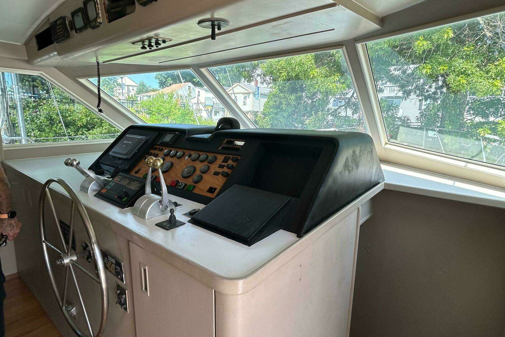1991 Hatteras Cockpit Motor Yacht - Image 13