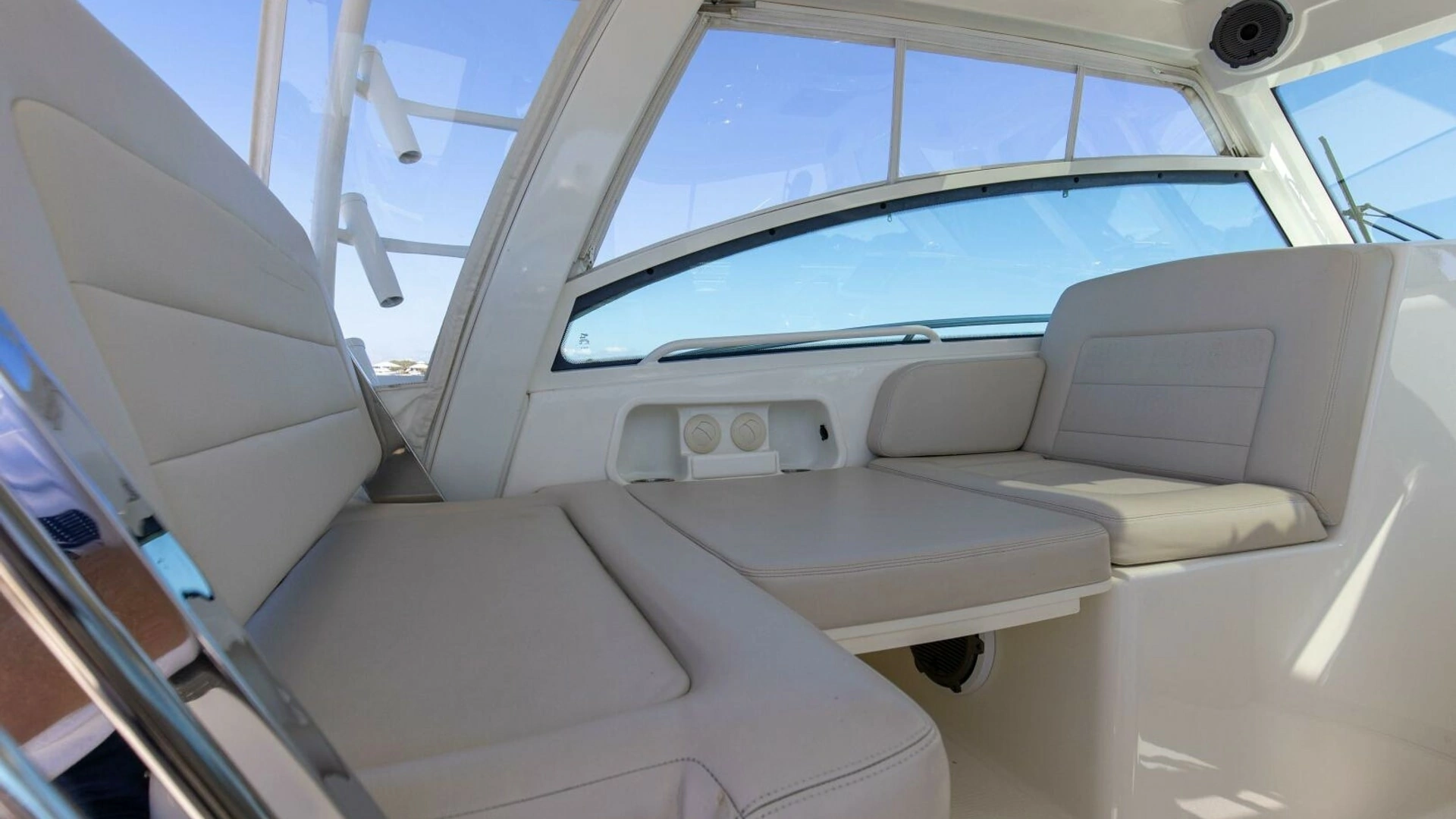 2019 Boston Whaler 345 CONQUEST - Image 21