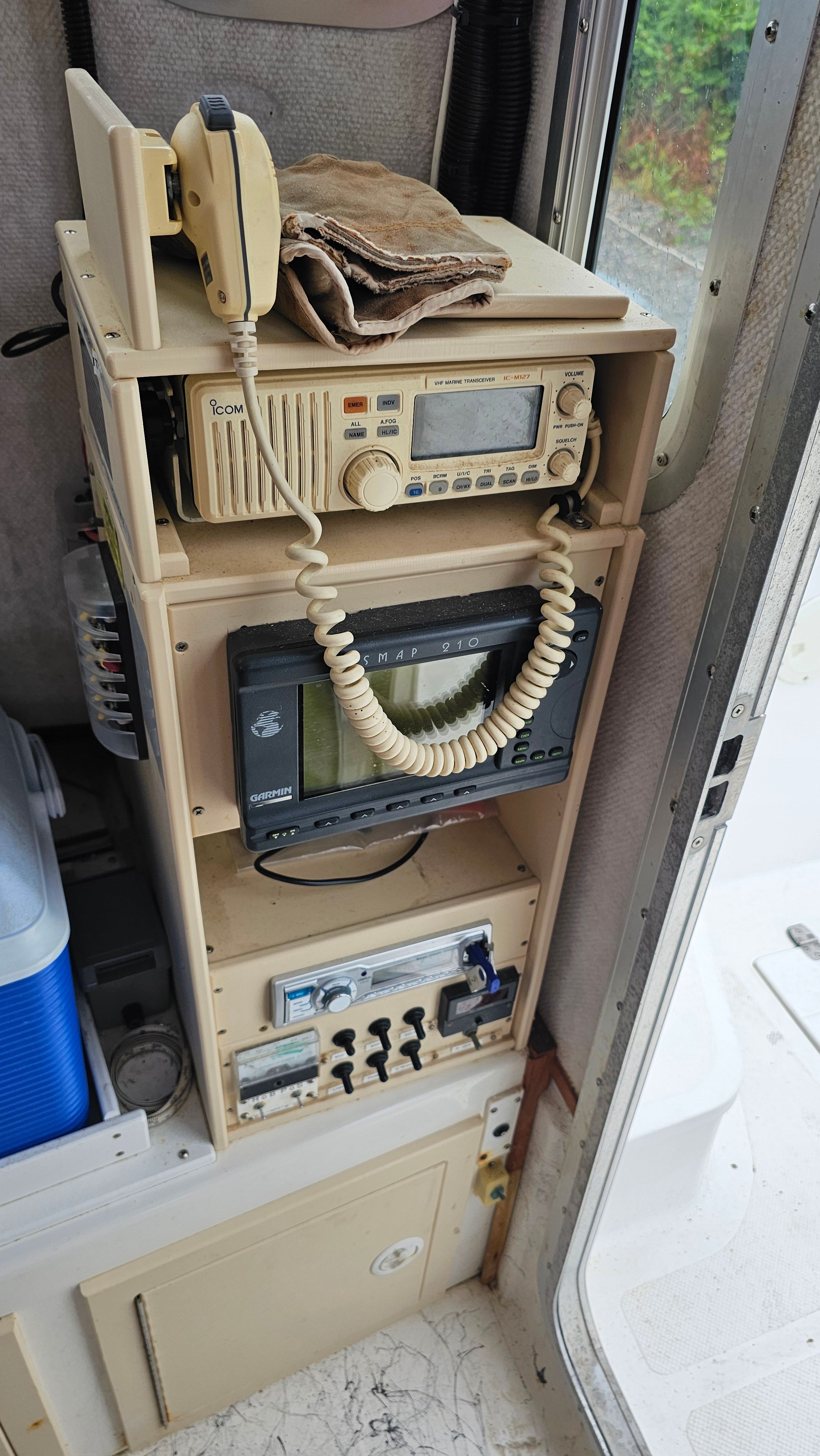 Boat control panel with radio and navigation system, Osprey 26 EXPEDITION 2004.