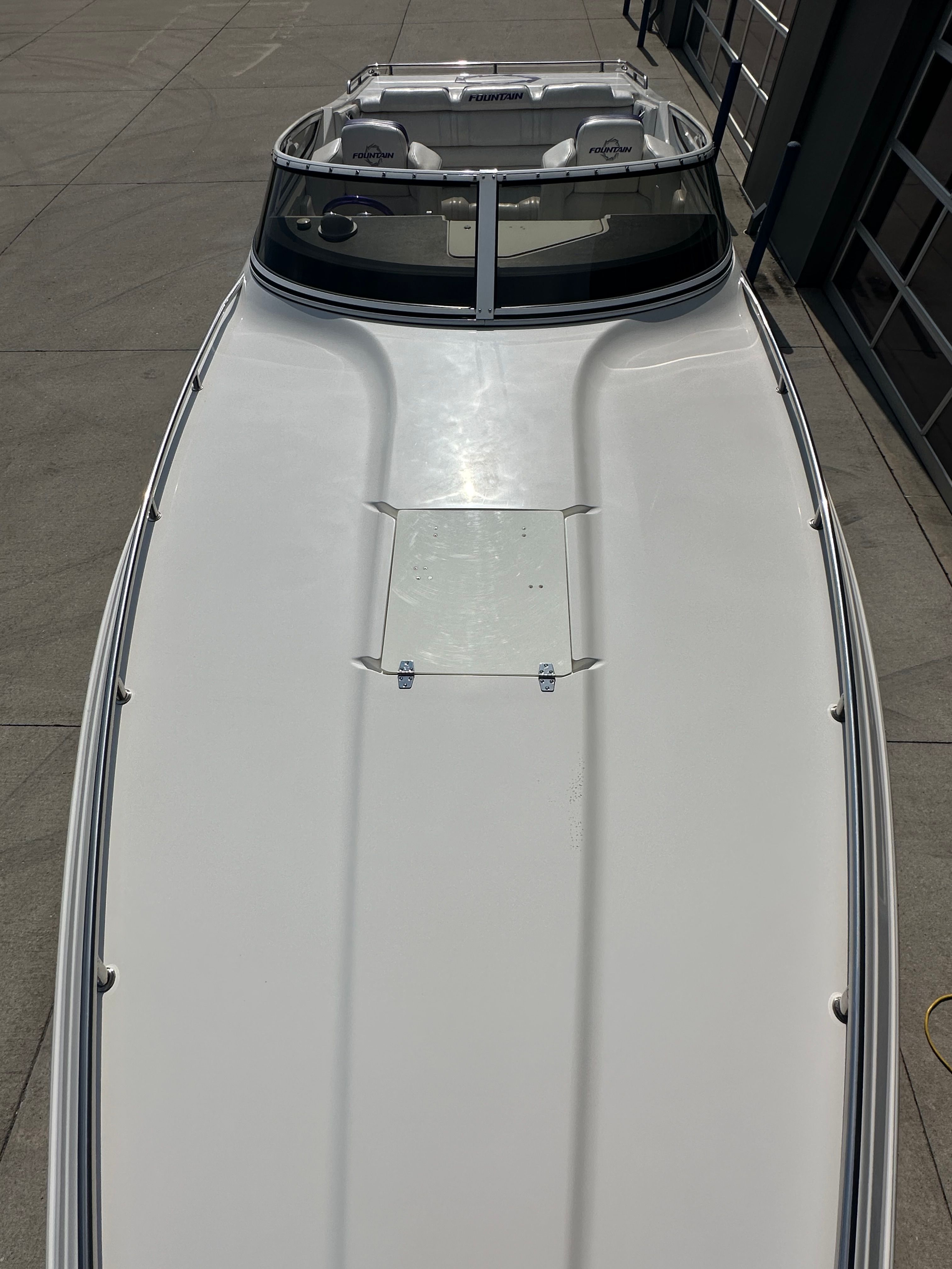 The 2006 Fountain 29 Fever features a sleek, white deck with clean lines.