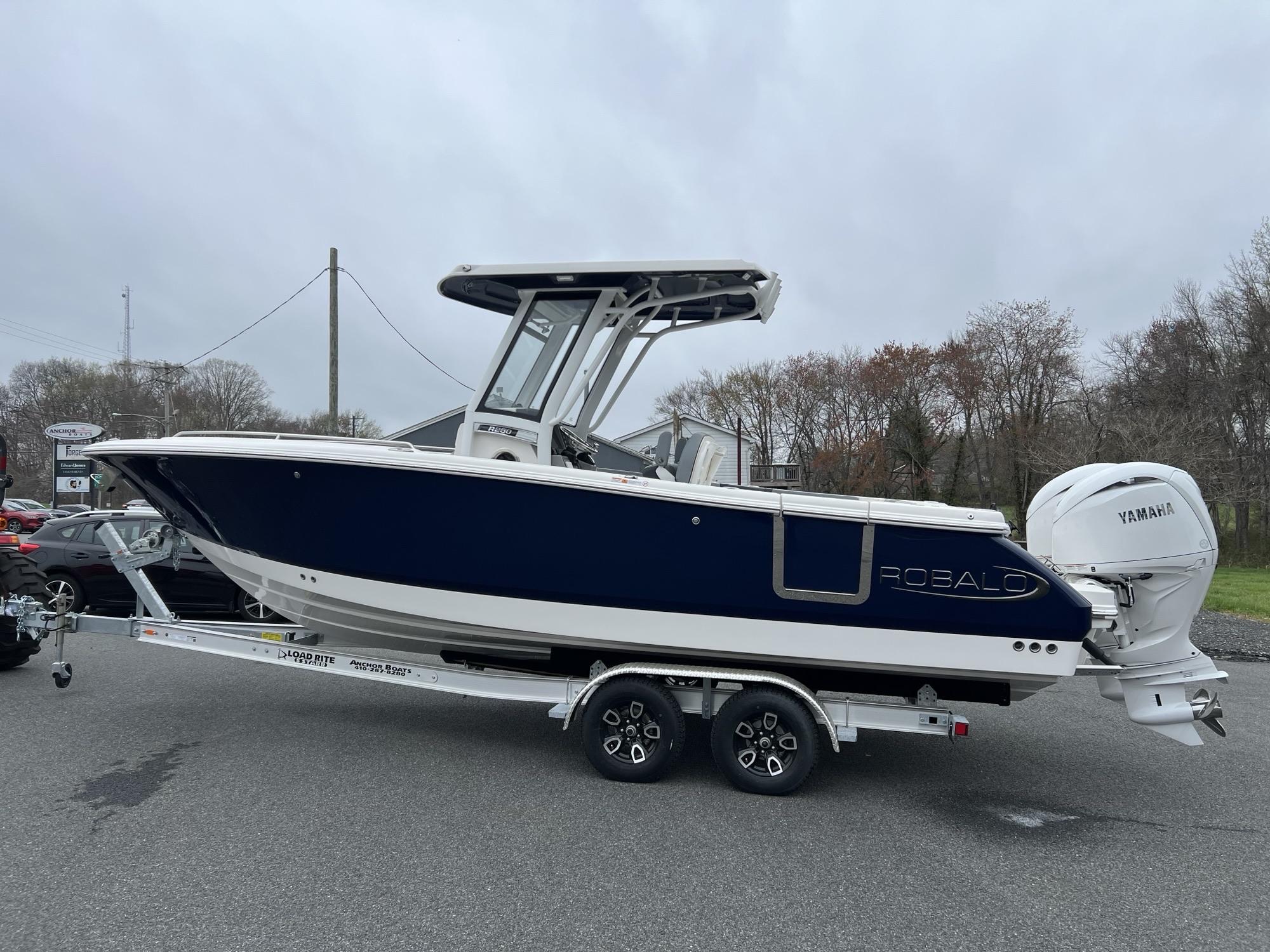 2025 Robalo Center Console R250