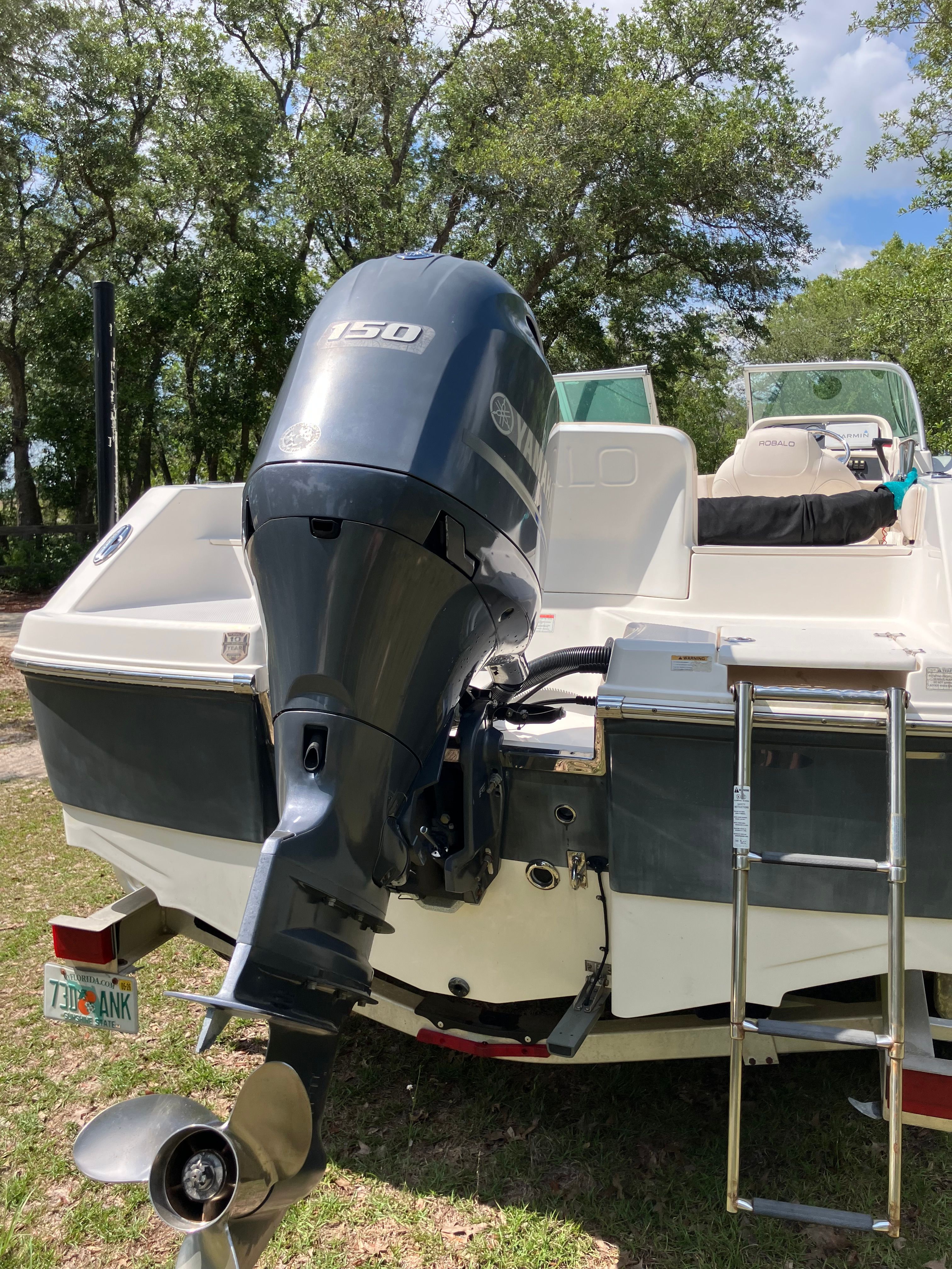 2017 Robalo R207 Dual Console - 10