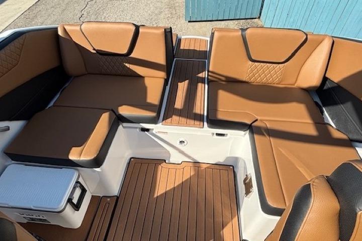 2026 Yamaha Boats 222SE interior with tan leather seating and wood accents.