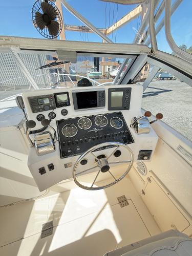 2001 Albemarle 280 Express Sport Fisherman cockpit with diesel power, featuring navigation instruments.