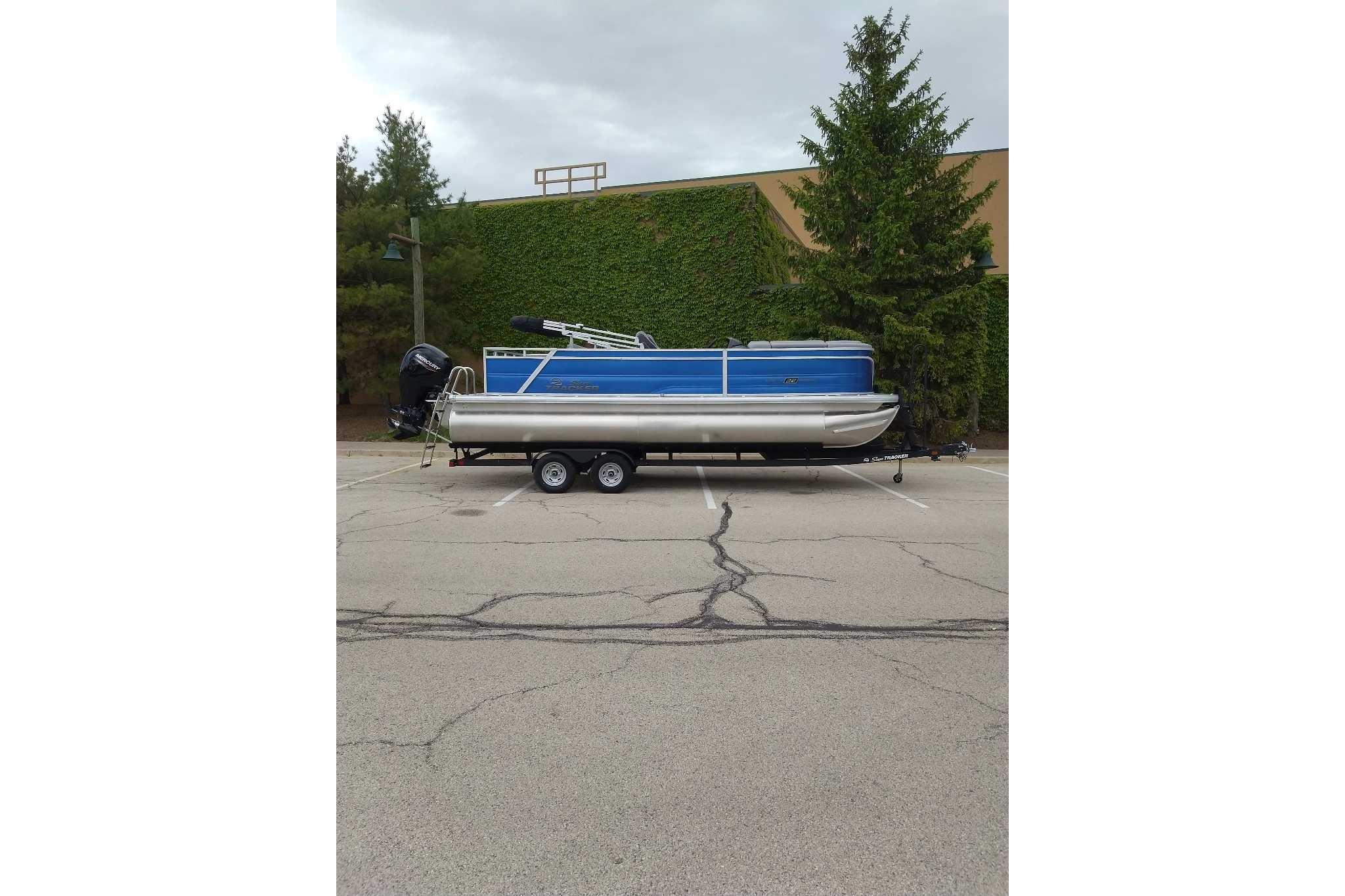 2026 Sun Tracker Party Barge 22 RF DLX