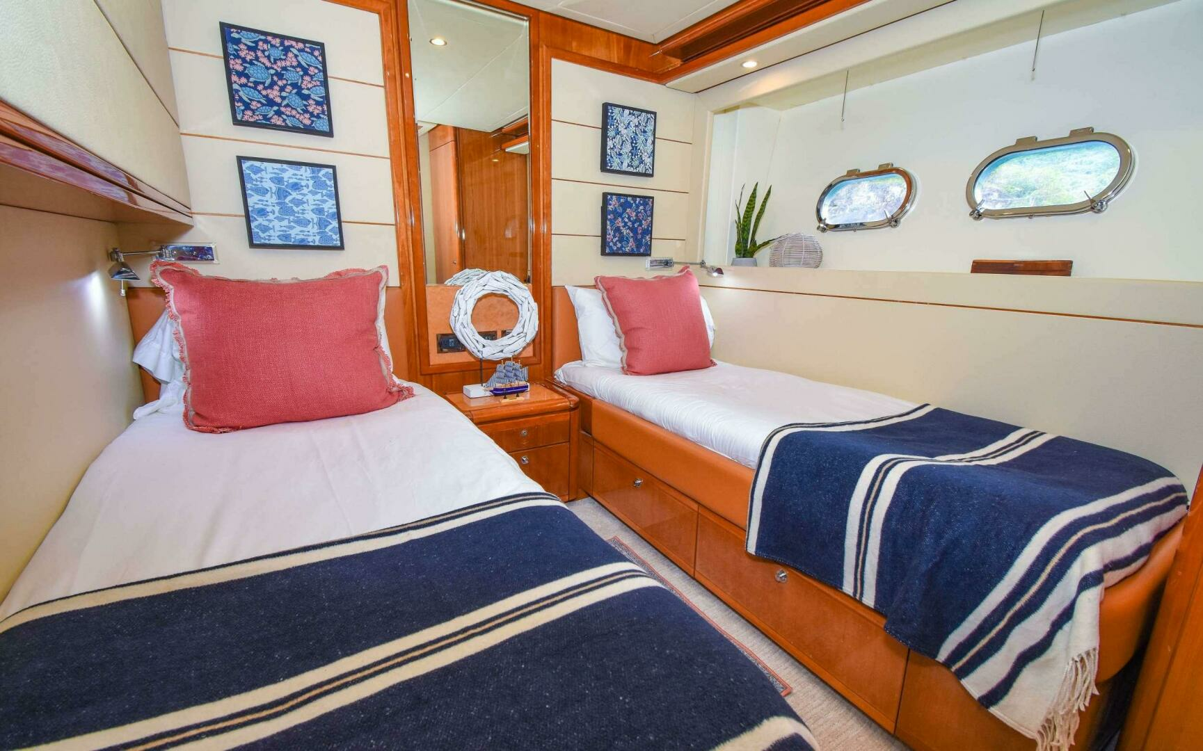 2006 Ferretti Yachts 881 - Image 14