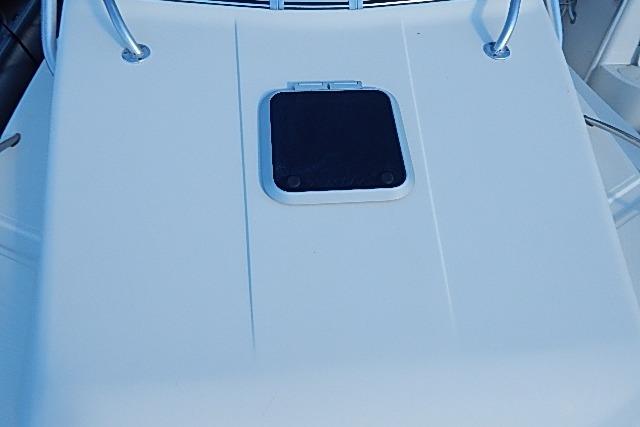 2003 World Cat 270 EC boat deck with hatch and railing.