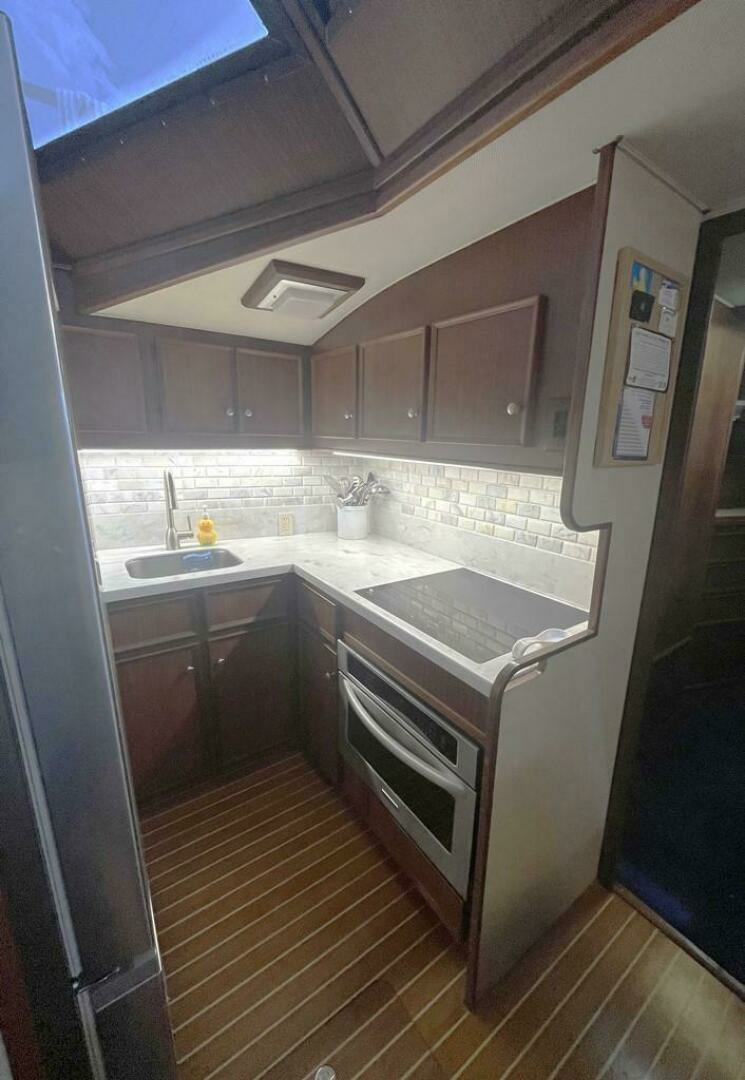1981 Hatteras 48 Motoryacht - Image 12