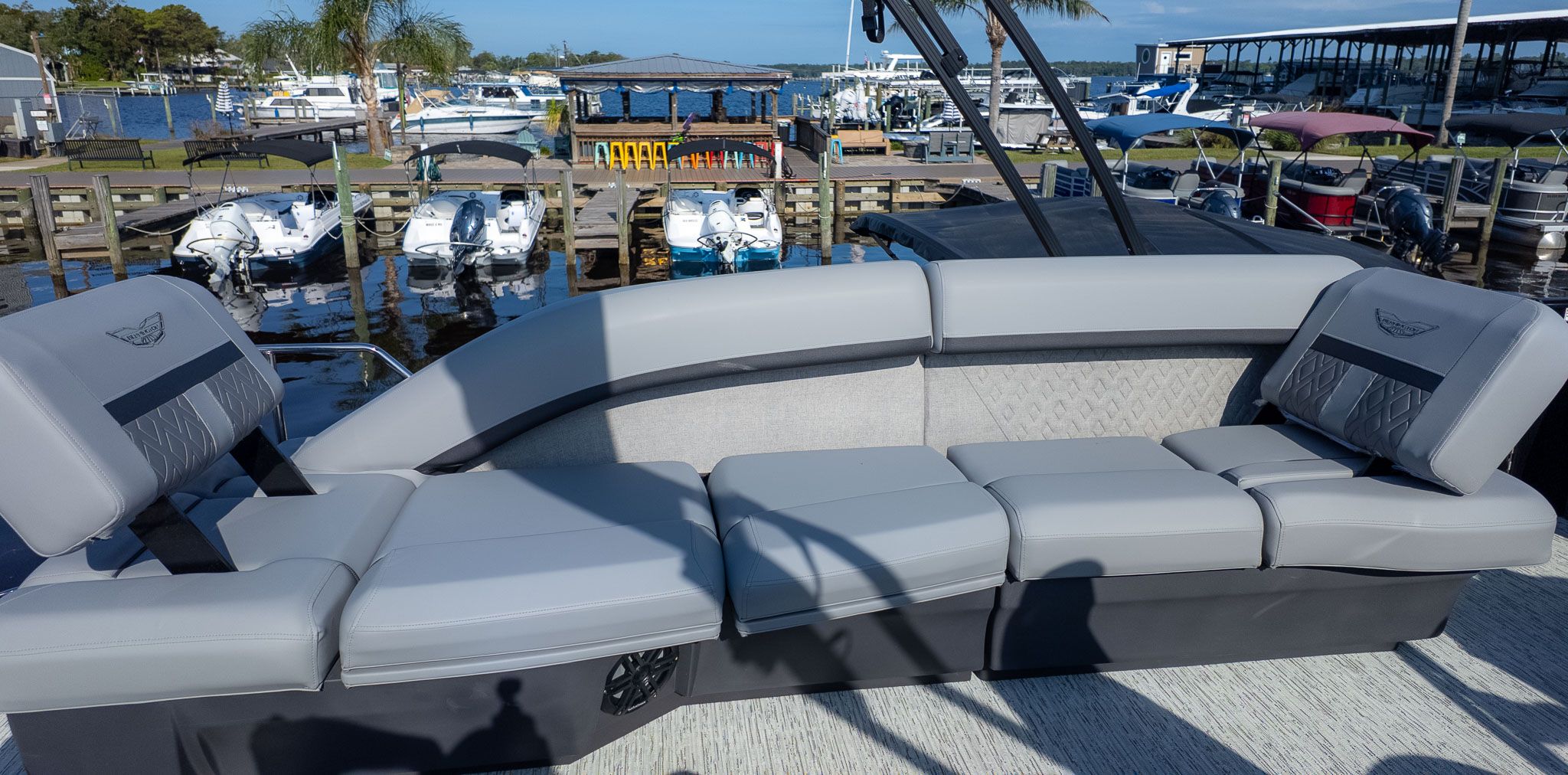 2026 Bennington 24 M Stern Lounge - 8