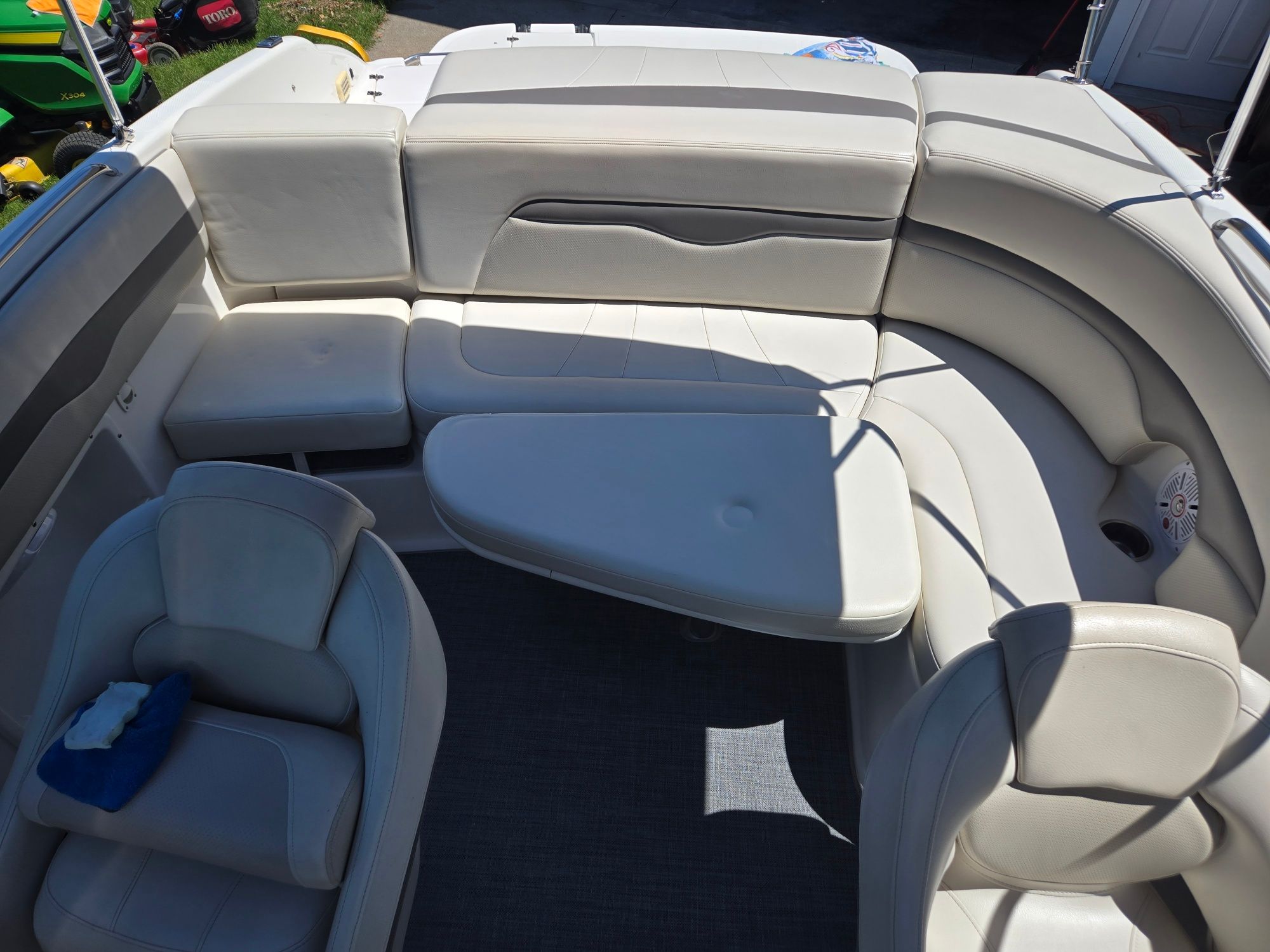 The image shows the cockpit of a 2005 Chaparral 220 SSi with beige upholstery.