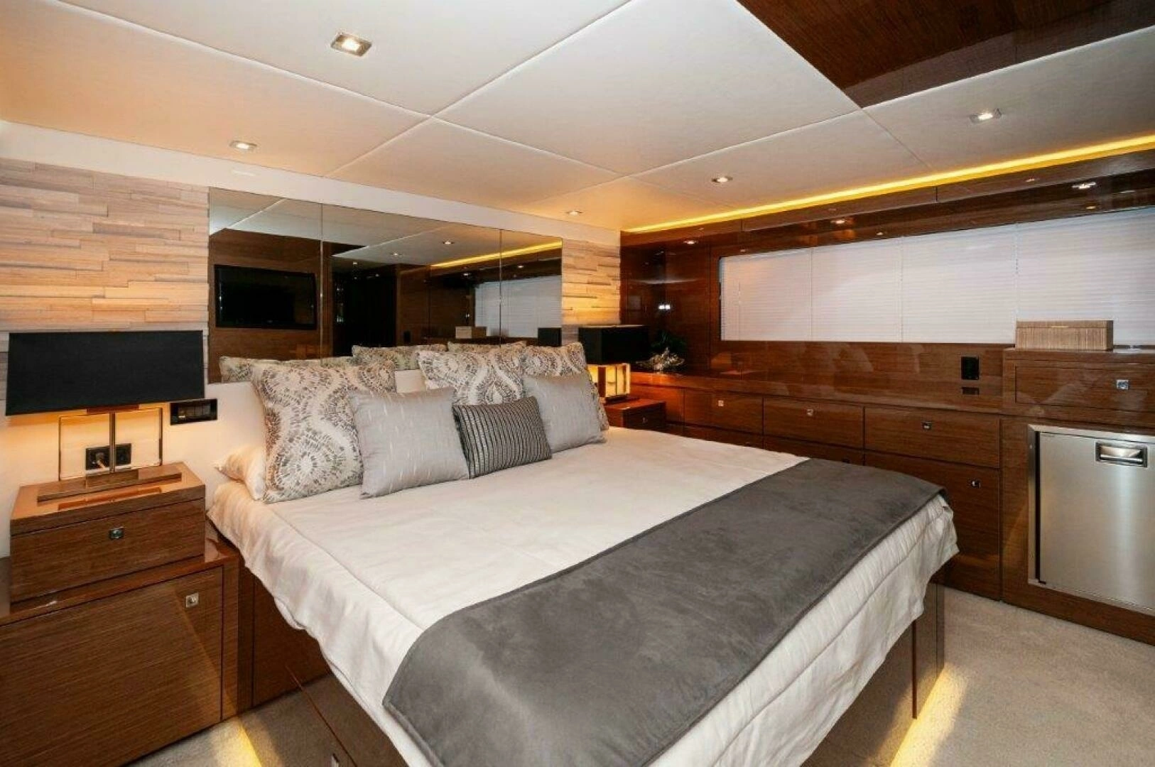 2020 Cruisers Yachts 60 Cantius - Image 18