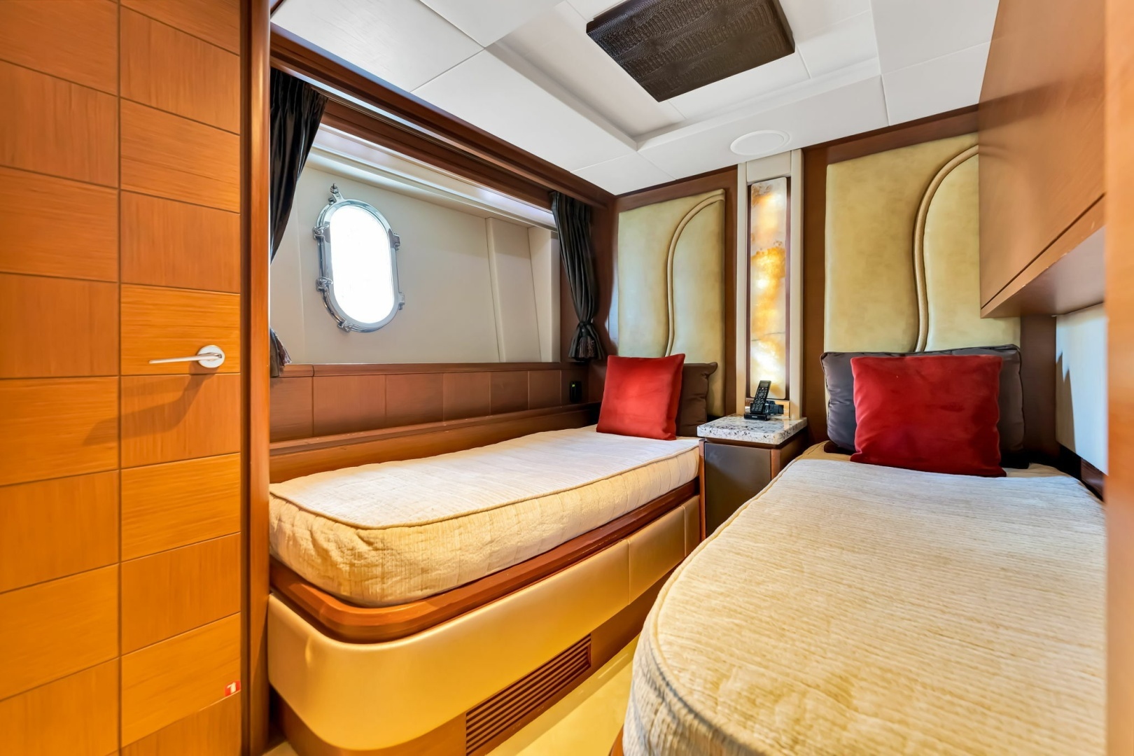 2005 Azimut 105 - Image 109