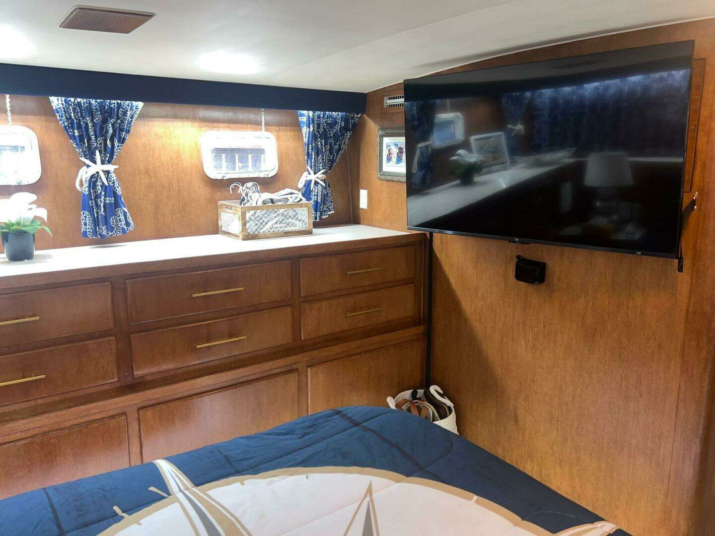 1988 Hatteras Motor Yacht - Image 95