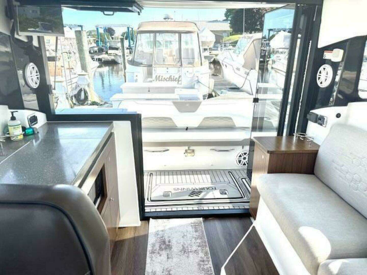 2020 Four Winns Vista 355 Coupe OB - Image 14