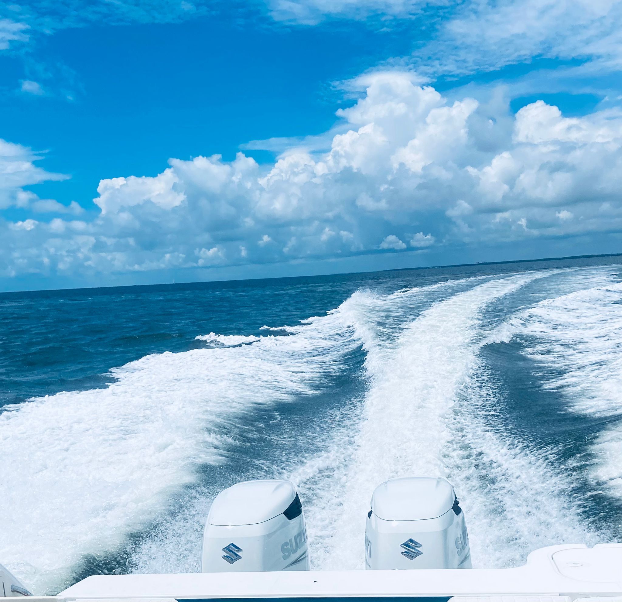 Boston Whaler 305 Conquest 2005 on open sea, engines in foreground.