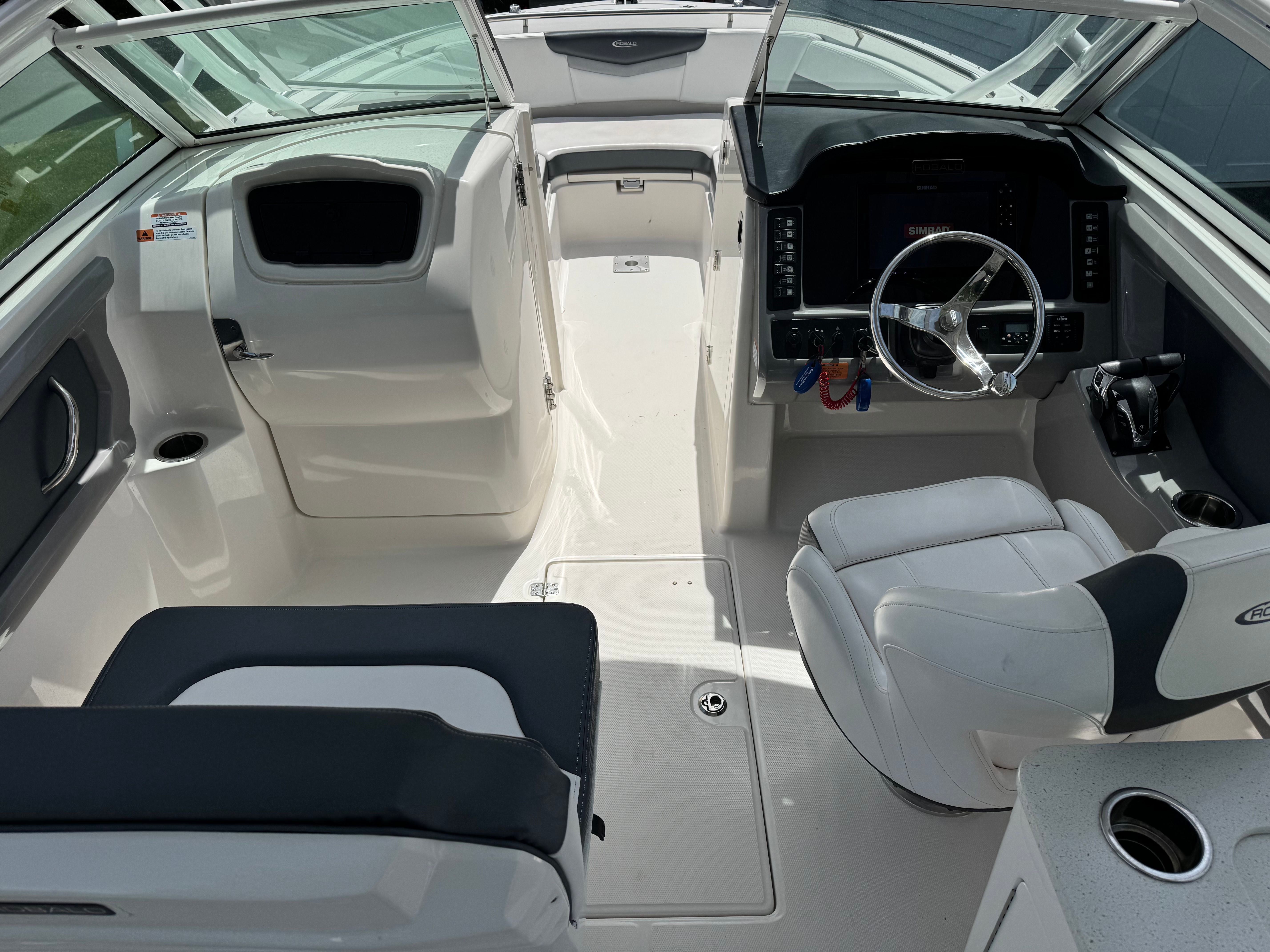 2021 Robalo R247 Dual Console - 10