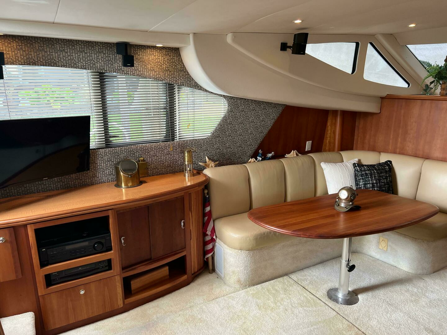 2002 Silverton 39 Motor Yacht - Image 11