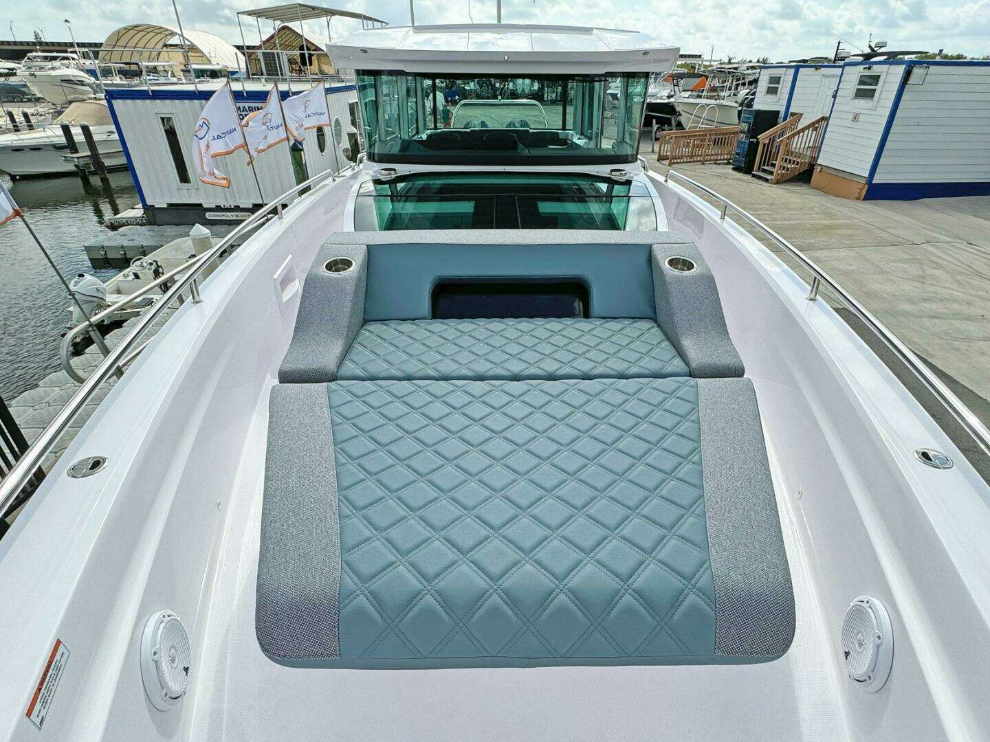 2024 Axopar 37XC CROSS CABIN - Image 20