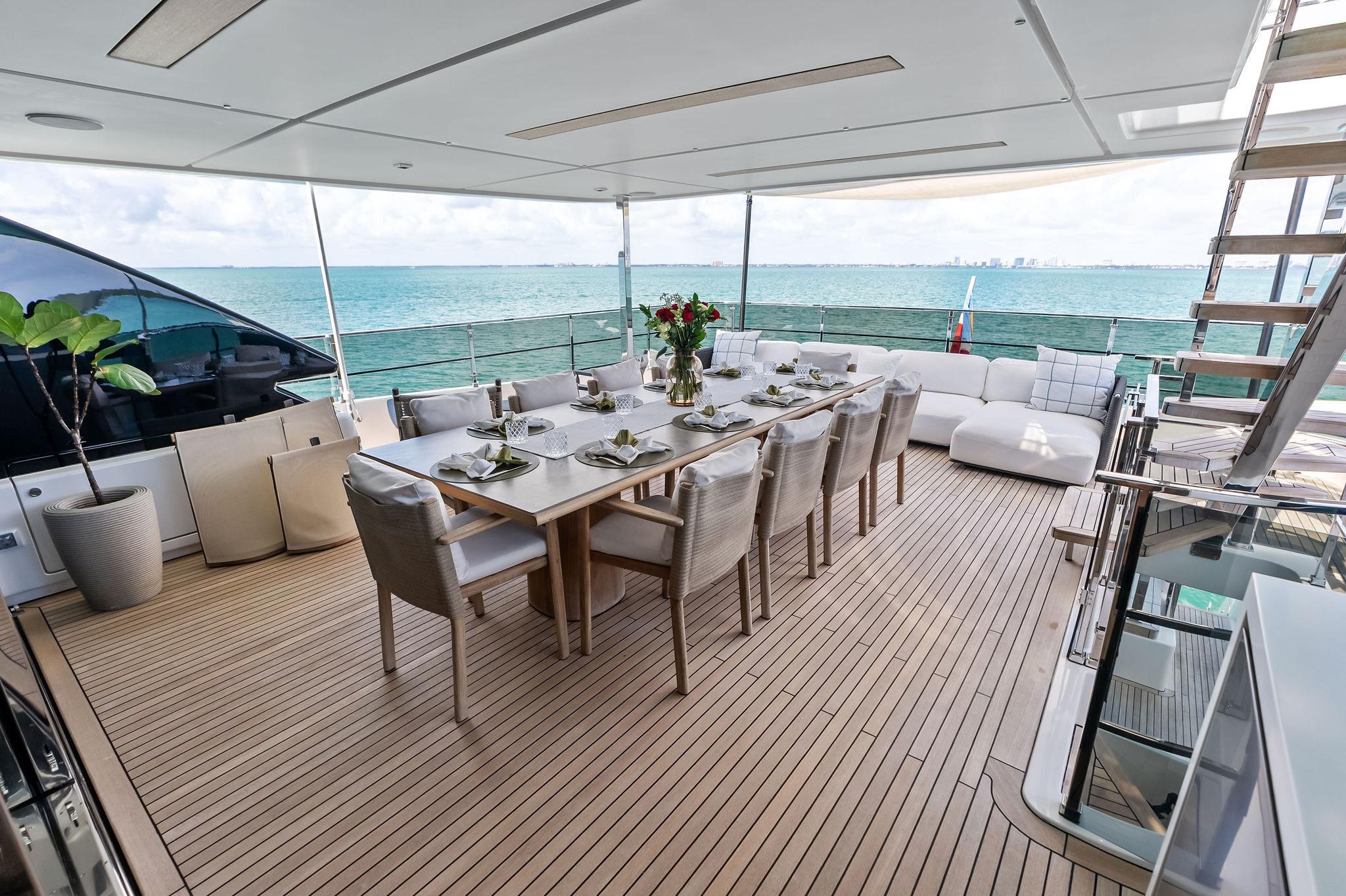2023 Custom Line Navetta 33 - 38