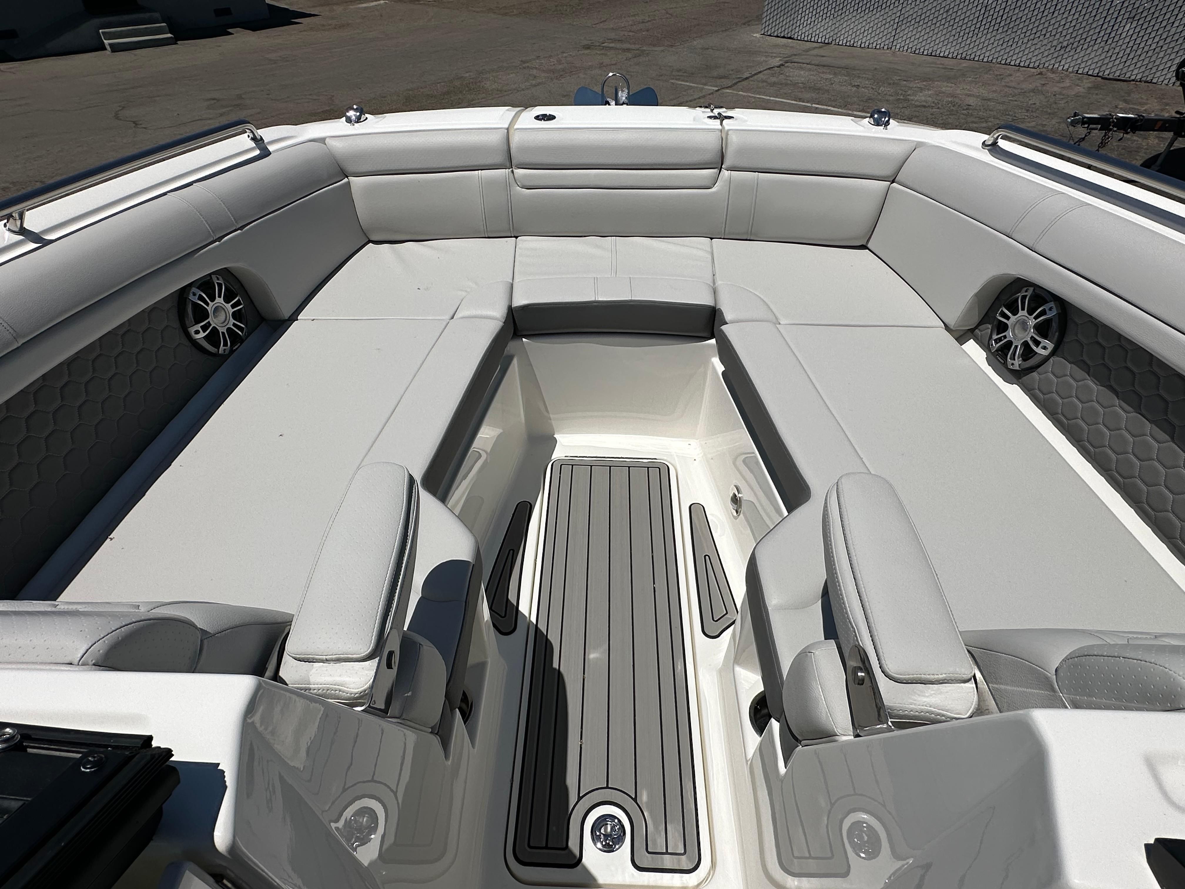 2024 Sea Ray SDX 270 Outboard - 7
