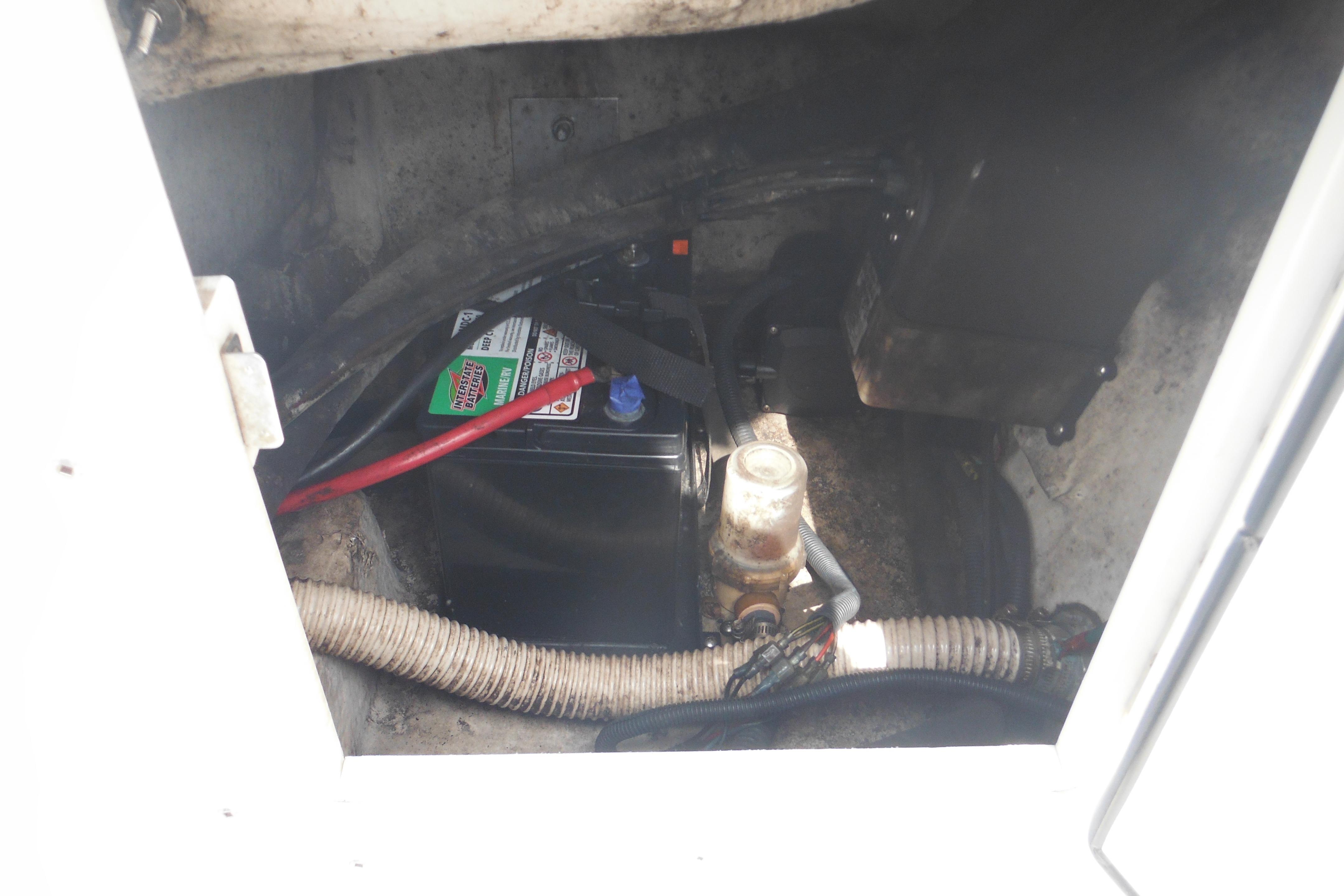 Battery compartment of 2005 Seaswirl Striper 2101 Walkaround O/B boat.