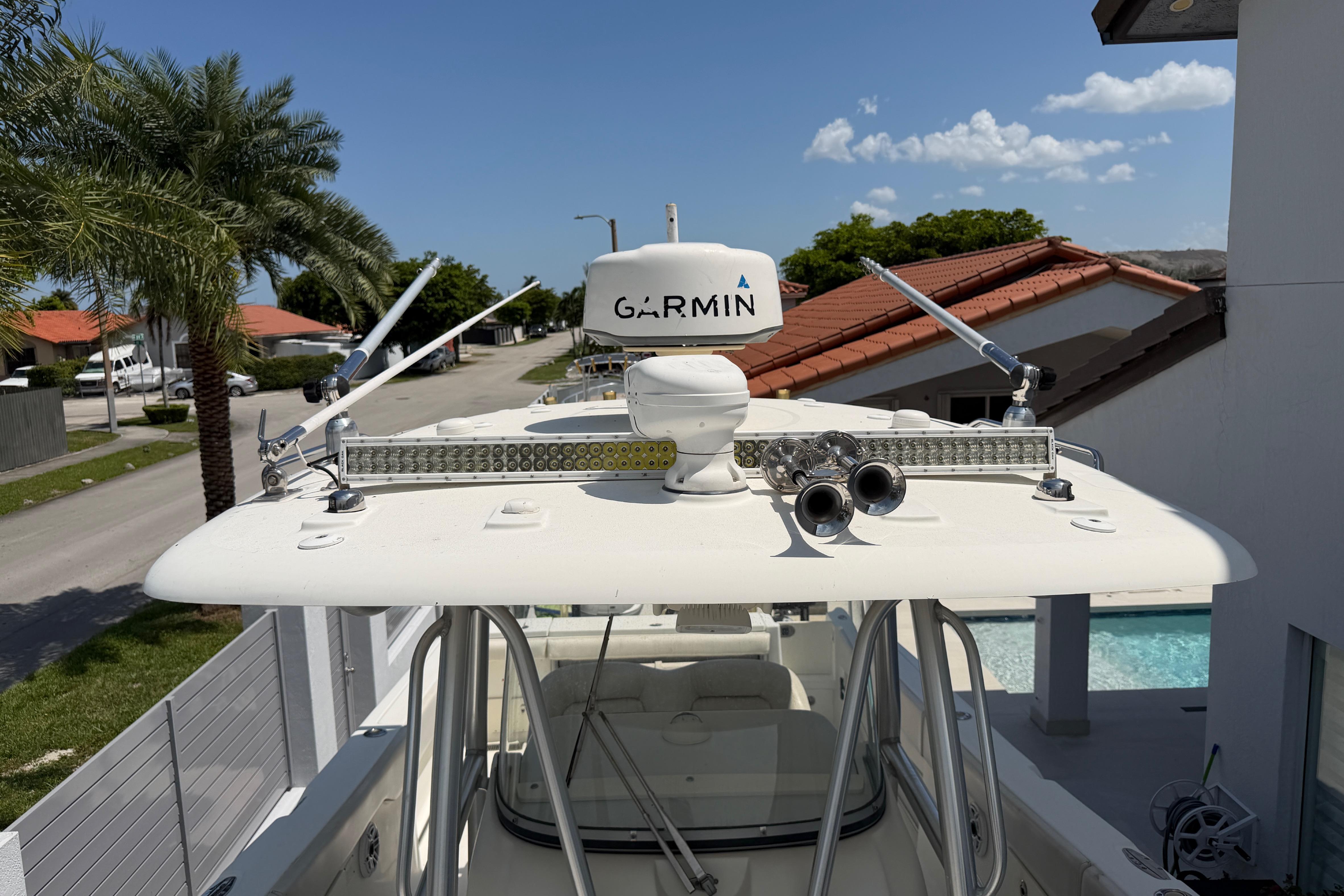 2008 Hydra-Sports Vector 2900 CC boat with Garmin radar and antennas on the roof.