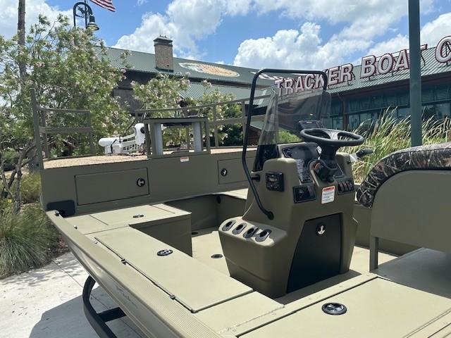 2025 Tracker Grizzly 2072 CC Sportsman Kicker boat, outdoor display, sunny day, dealership background.