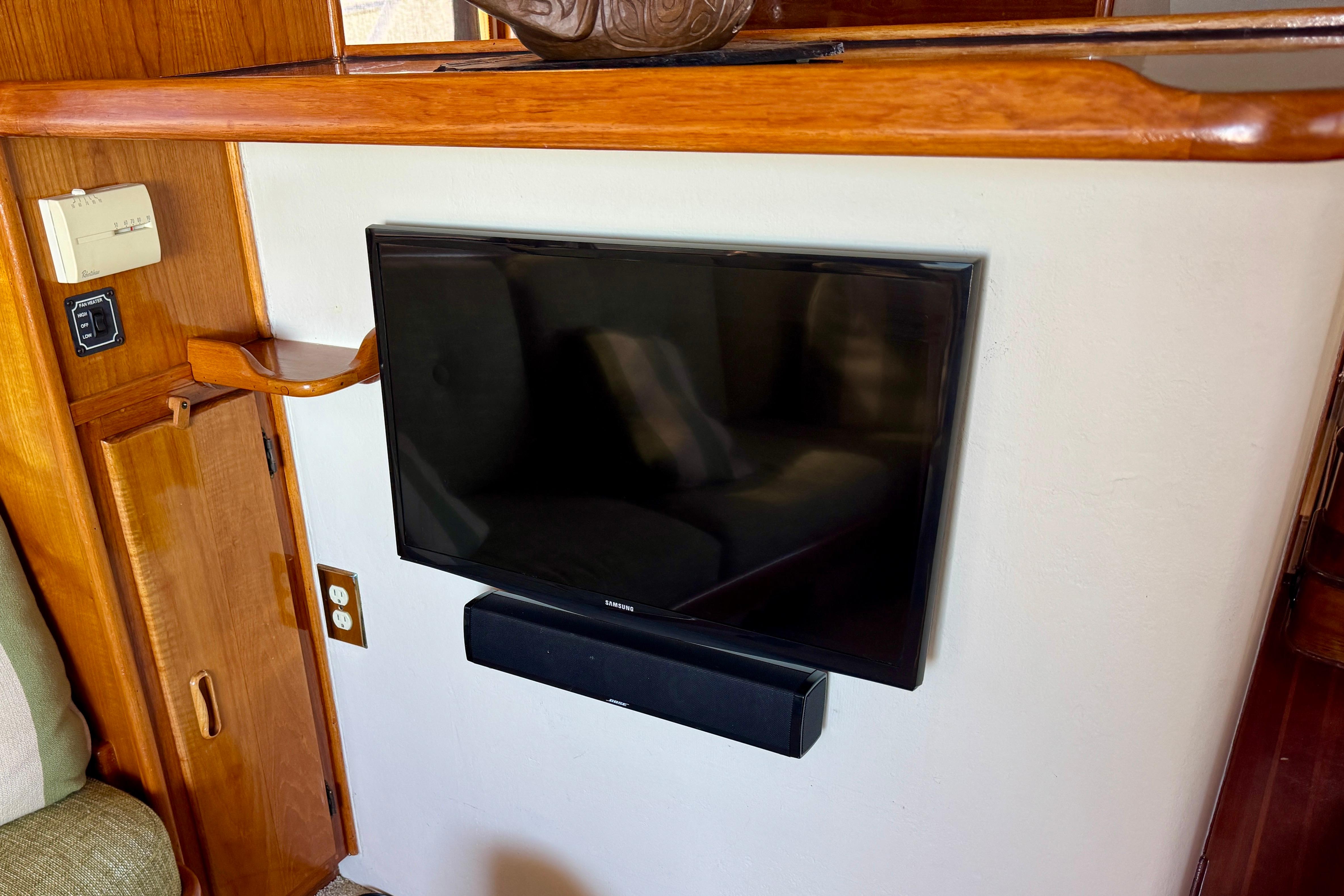 1958 Blanchard Pilothouse interior with mounted TV and soundbar.