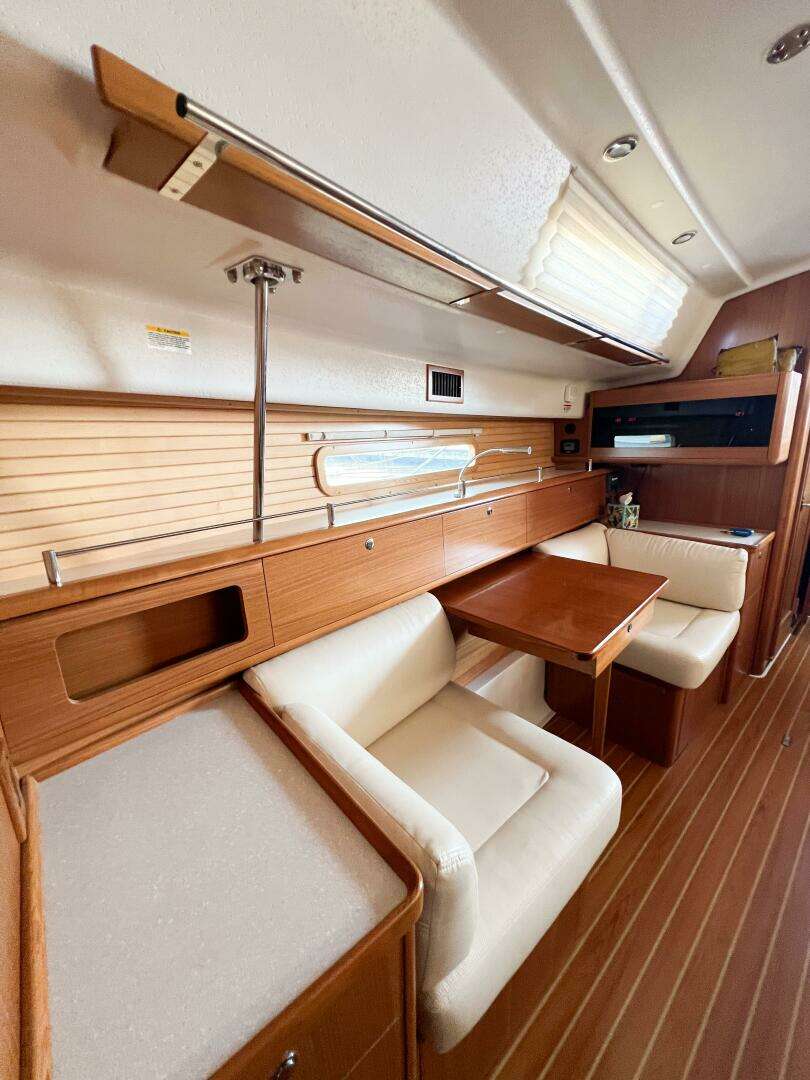 2019 Catalina 425 - Image 20
