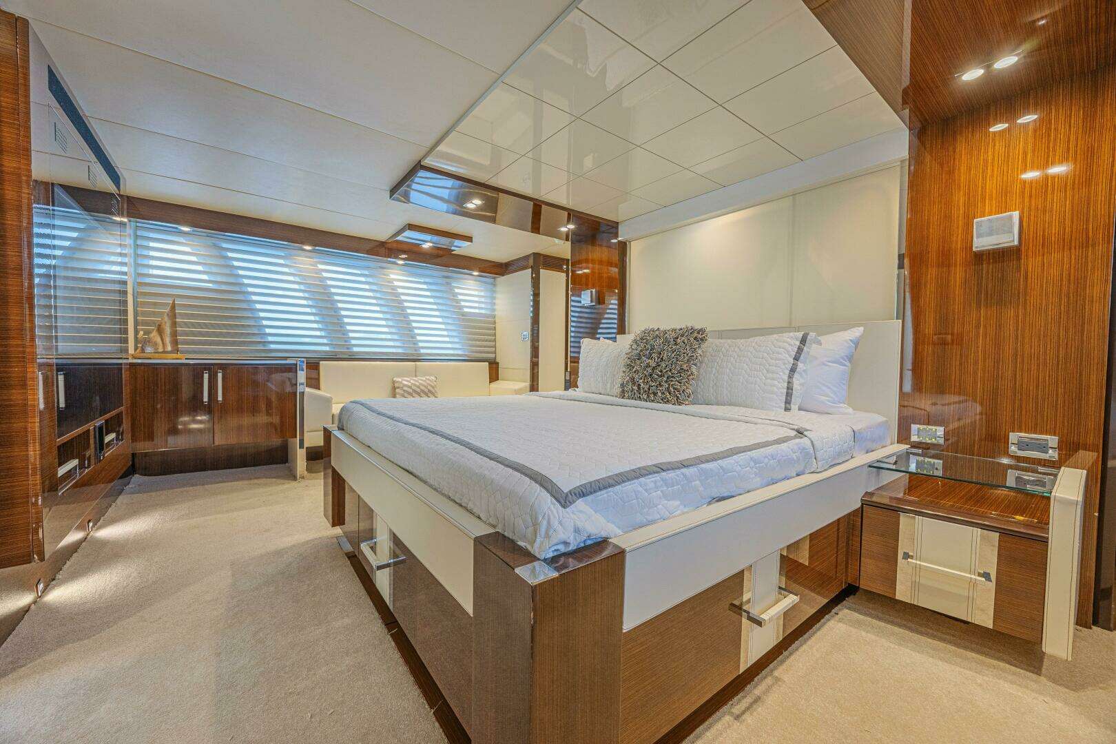 2010 Lazzara Yachts LSX 92 - Image 48